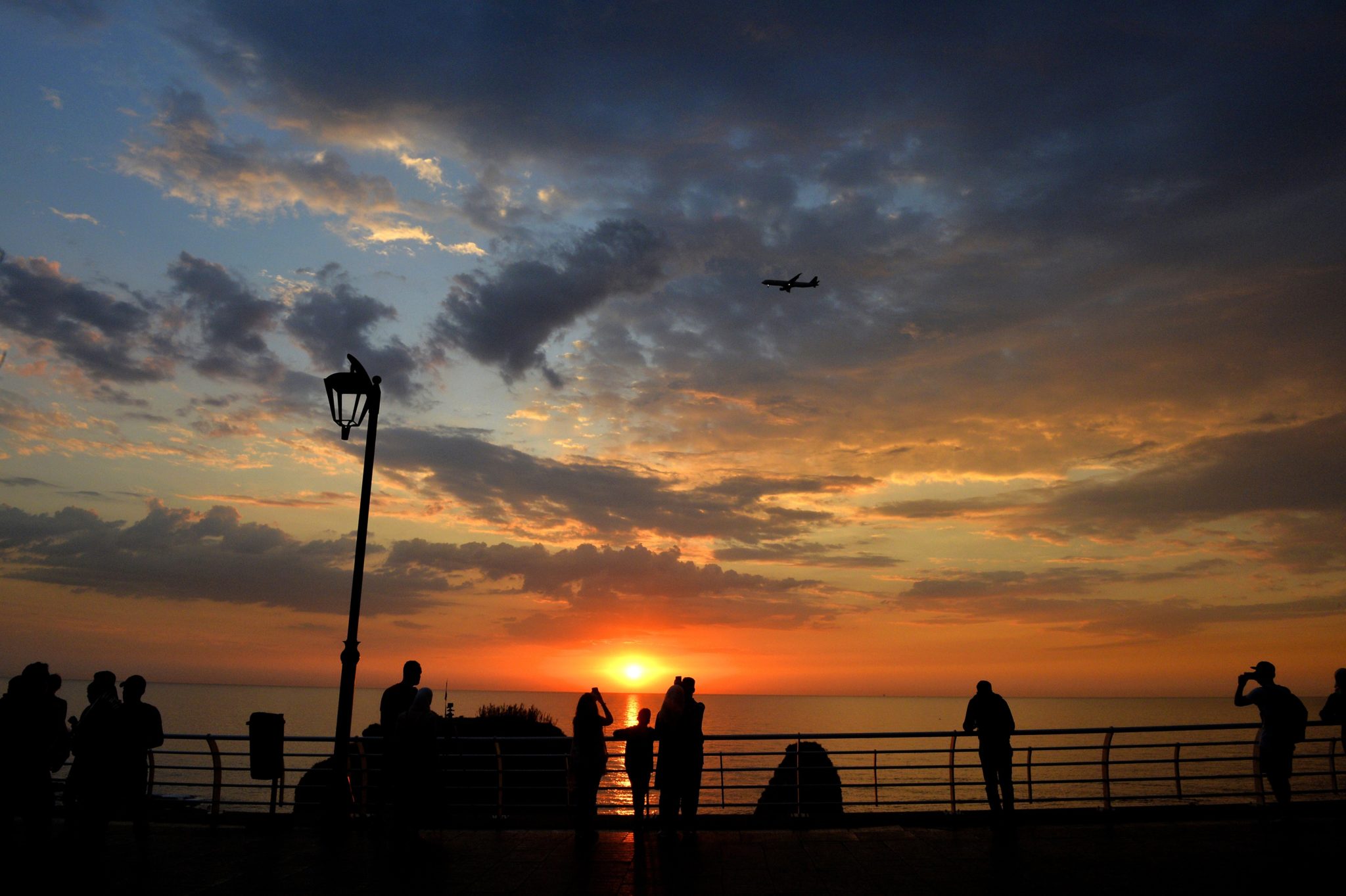 Liban, Beirut, skały Pigeon, zachód słońca, fot: Wael Hamzeh, PAP/EPA 