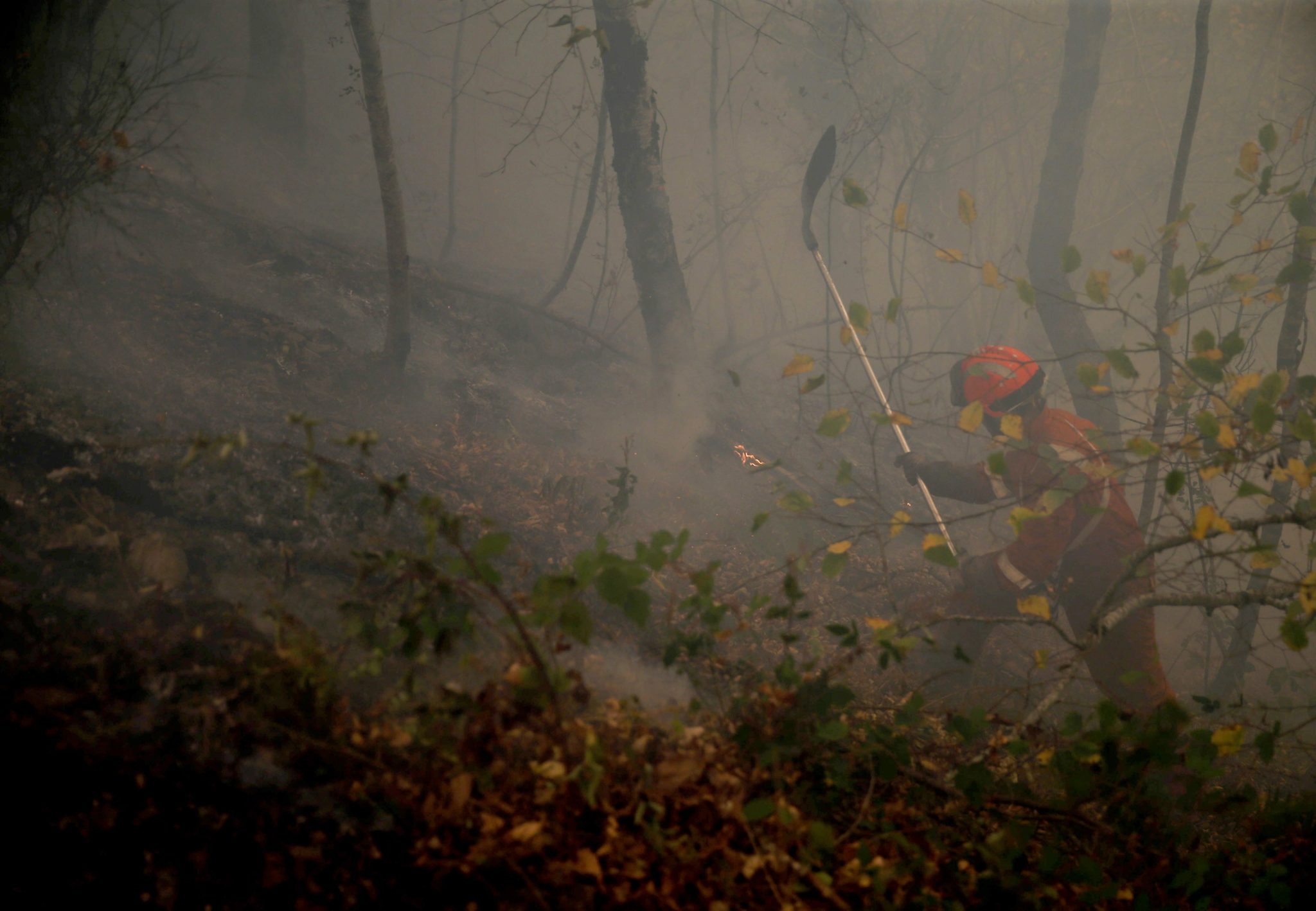 Pożar w Oviedo, w północnej Hiszpanii, fot: Jose Luis Cereijido Dostawca: PAP/EPA
