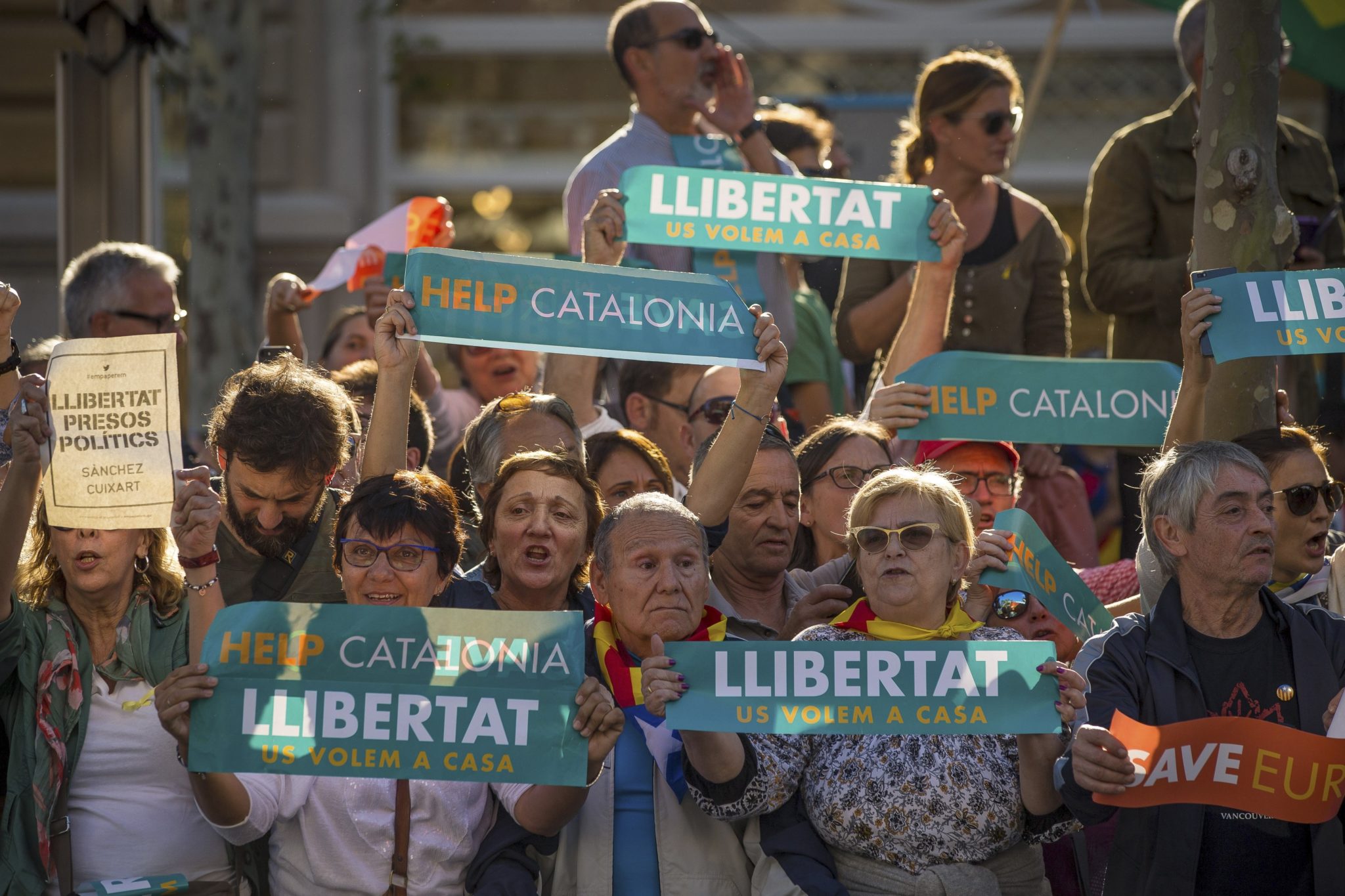 Barcelona, Hiszapnia: demonstracja przeciwko karze pozbawienia wolności dla przywódców Katalonii Jordi Sanchez i Jordi Cuixart, fot: Enric Fontcuberta, PAP/EPA  