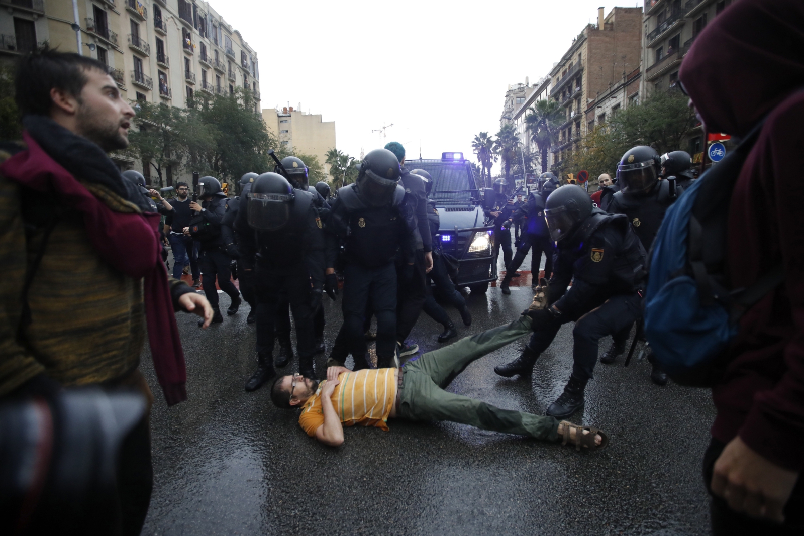 Hiszpania, policja i uczestnicy referendum w Katalonii EPA/Alberto Estevez 