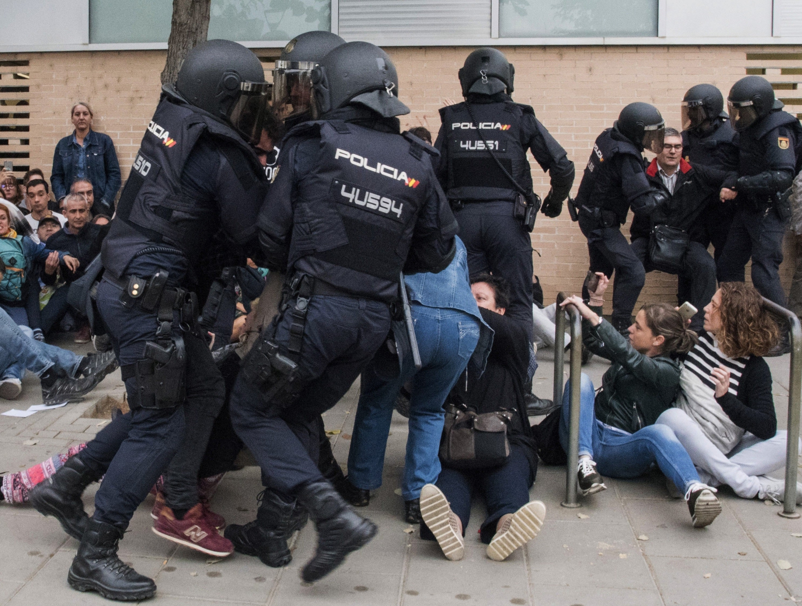 Hiszpania, policja i uczestnicy referendum w Katalonii.  EPA/Adria Ropero 
