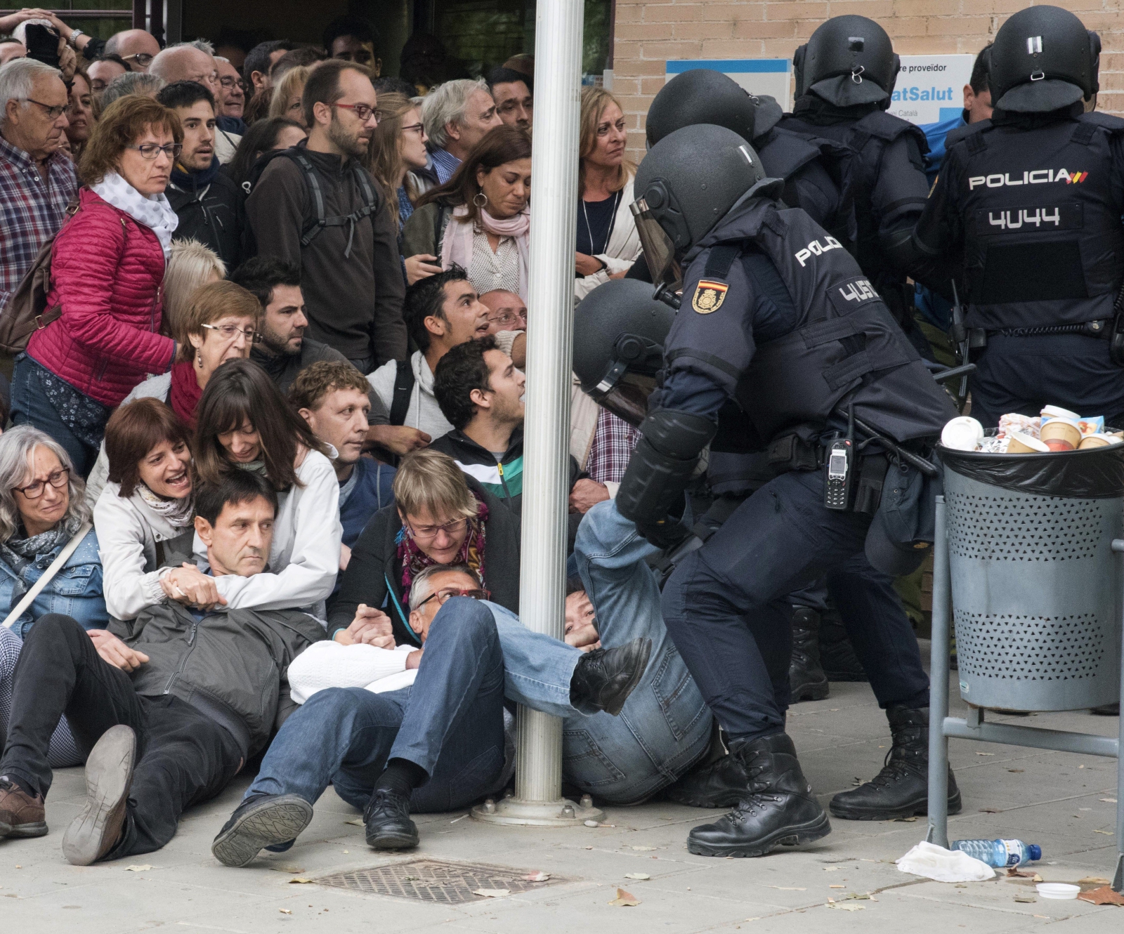 Hiszpania, policja i uczestnicy referendum w Katalonii  EPA/Adria Ropero 