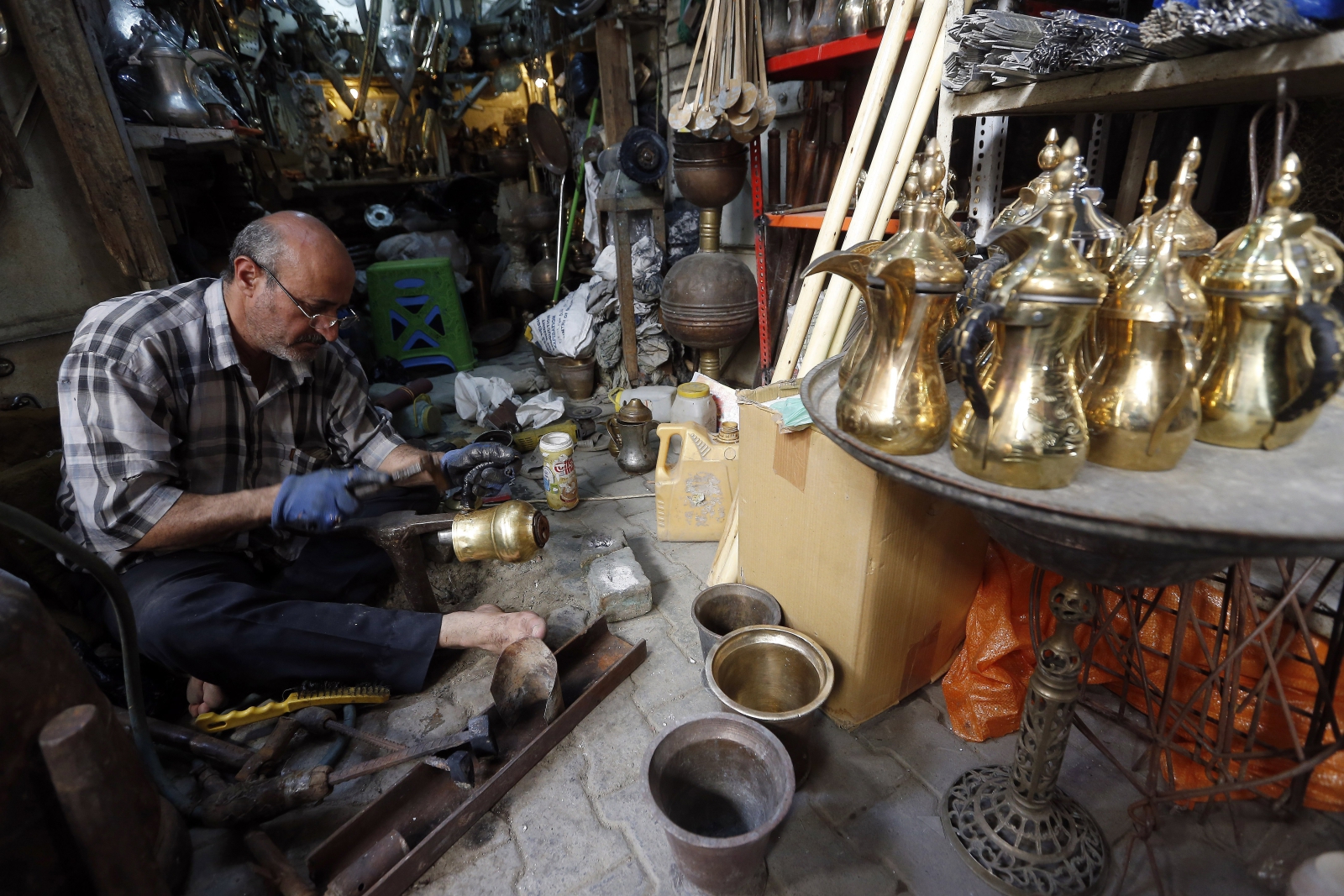 Rzemieślnik na ulicach Bagdadu, Irak
