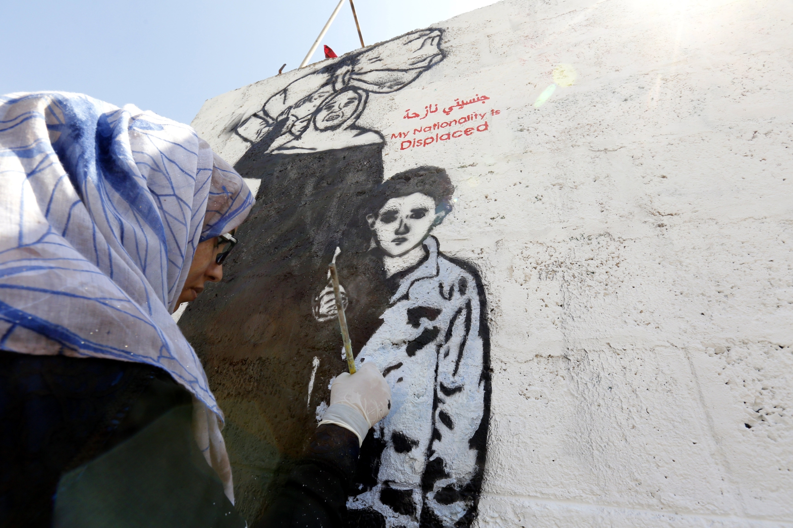 Jemeńska artystka Haifa Subay, tworzy mural w Jemenie