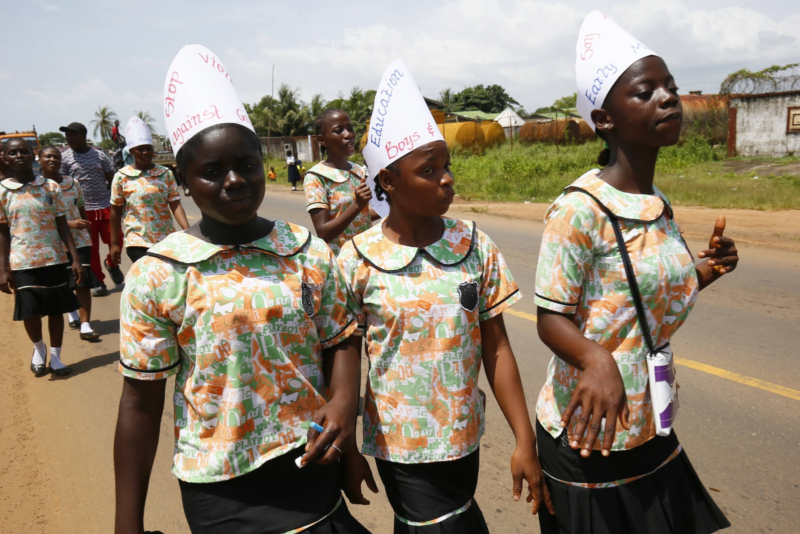 Liberyjskie studentki uczestniczą w paradzie z okazji Dnia Dziewczyn, Liberia.