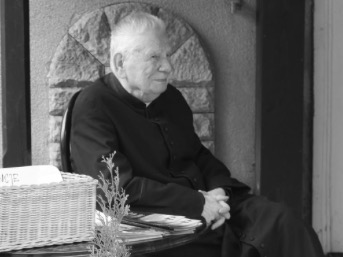 2. 04. - Ernest Malok OMI Pierwszą placówką o. Ernesta był Lubliniec, gdzie po święceniach kapłańskich odbywał staż neoprezbitera (1960-1961). W następnych latach (1961–1962) pracował w Bodzanowie, a następnie w Kędzierzynie-Koźlu (1962-1963), Bodzanowie (1963-1966), Grotnikach (1966-1975) i ponownie w Kędzierzynie-Koźlu (1975-1978). Posługiwał także w Katowicach (1978-1982). Jego kolejnymi placówkami były: Bodzanów (1982-1986), Kędzierzyn-Koźle (1986-1996), Katowice (1996-2003) i Lubliniec 2016-2017). Przez praktycznie całe swoje życie pracował jako ceniony misjonarz ludowy. Wygłosił kilkaset rekolekcji i misji ludowych.