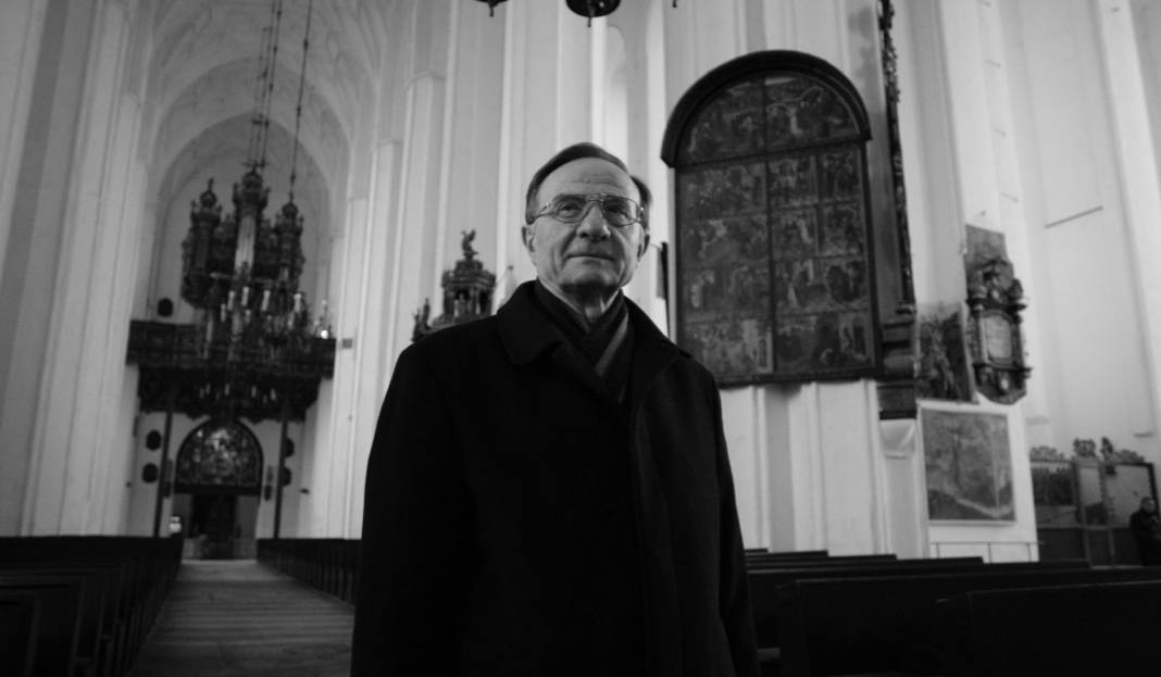 20.10. - Ks. infułat Stanisław Bogdanowicz, wieloletni proboszcz Bazyliki Mariackiej w Gdańsku, represjonowany i zaangażowany w pomoc opozycji antykomunistycznej oraz autor wielu książek o historii oraz architekturze i dziejach gdańskich kościołów.