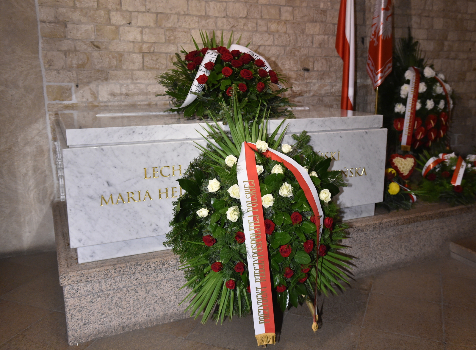 Kraków, Kwiaty na sarkofagu Lecha i Marii Kaczyńskich
PAP/Jacek Bednarczyk