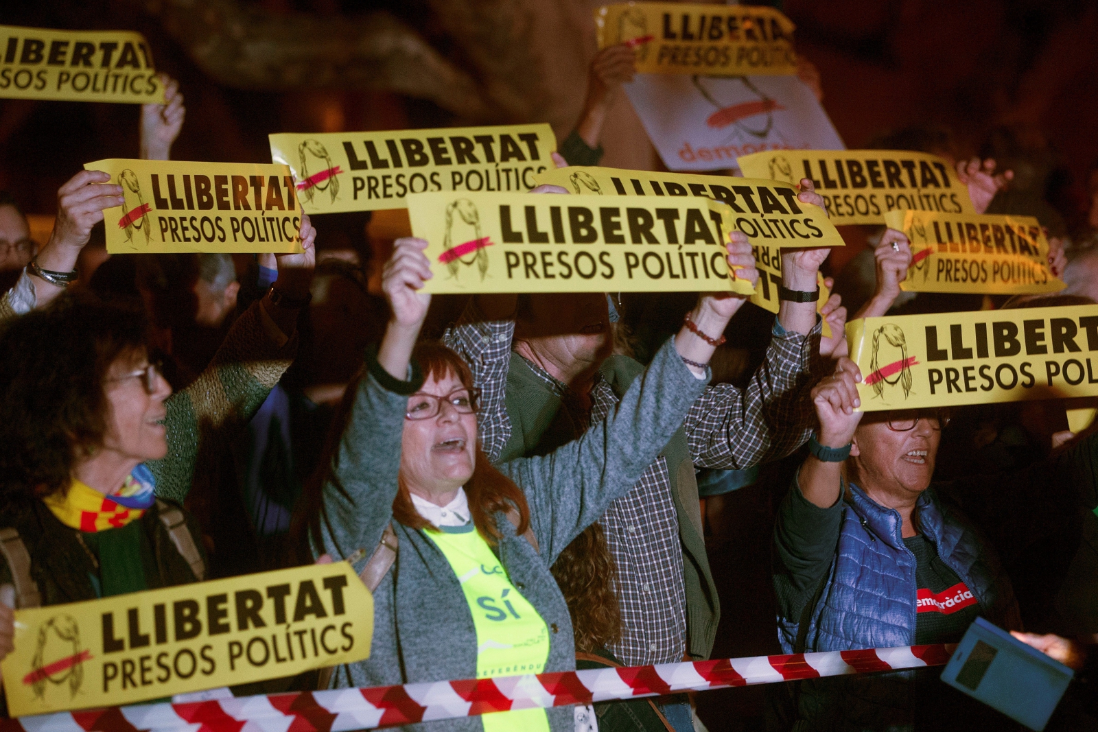Katalończycy trzymają transparenty „Wolność dla więźniów politycznych” z powodu wydania nakazu ścigania premiera Katalonii Puigdemonta.