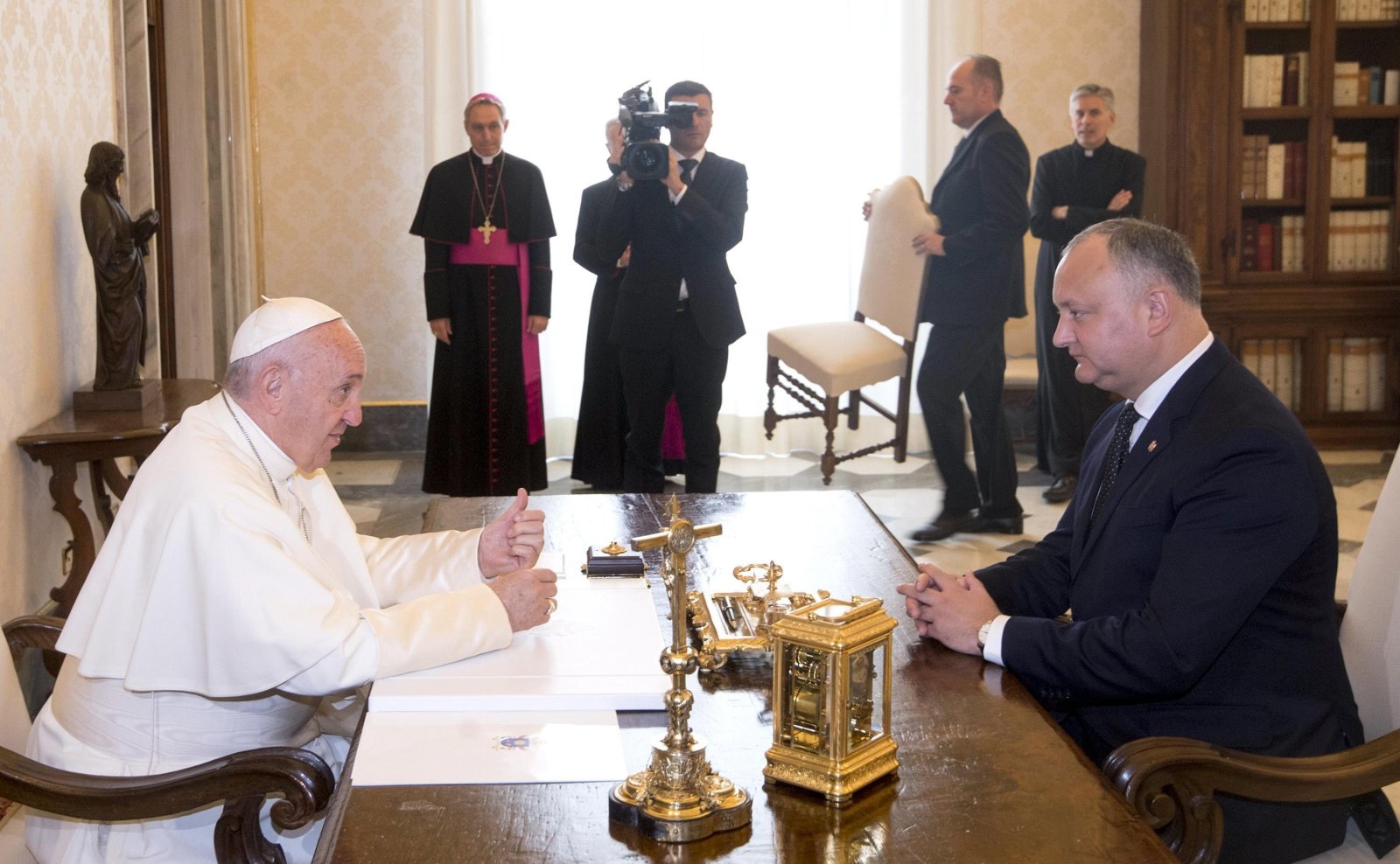 Watykan, papież Franciszek i prezydent Mołdawii Igor Dodon EPA/CLAUDIO PERI 