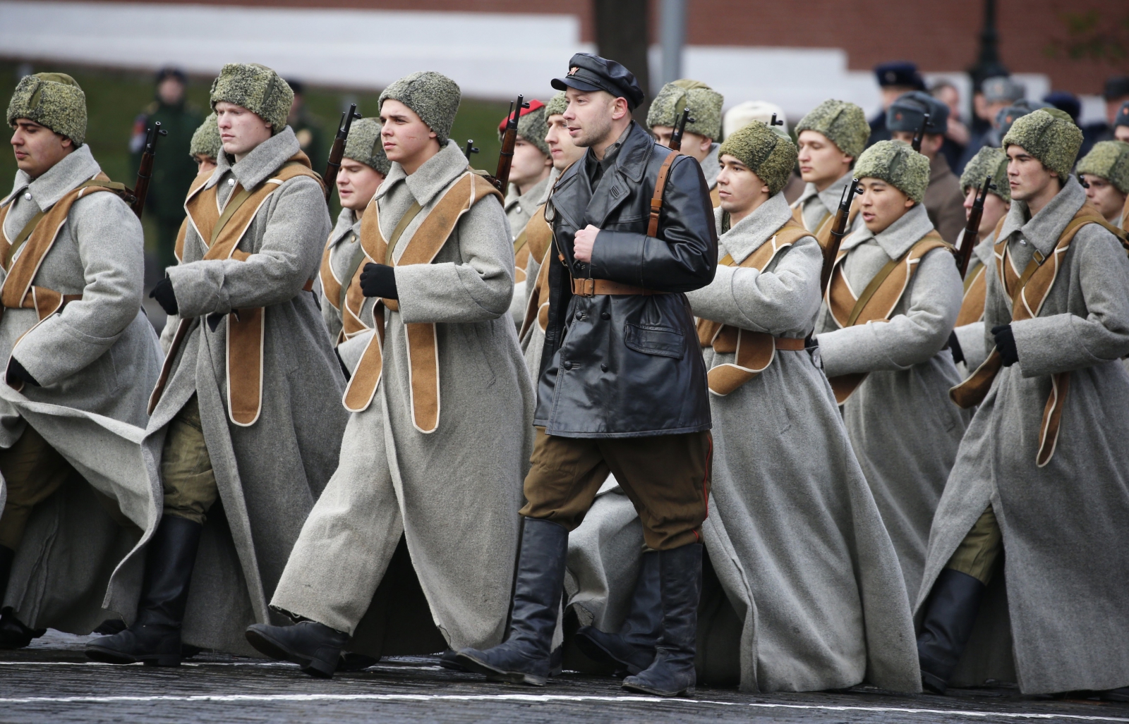 Rosja, pokaz mundurów historycznych  EPA/YURI KOCHETKOV 