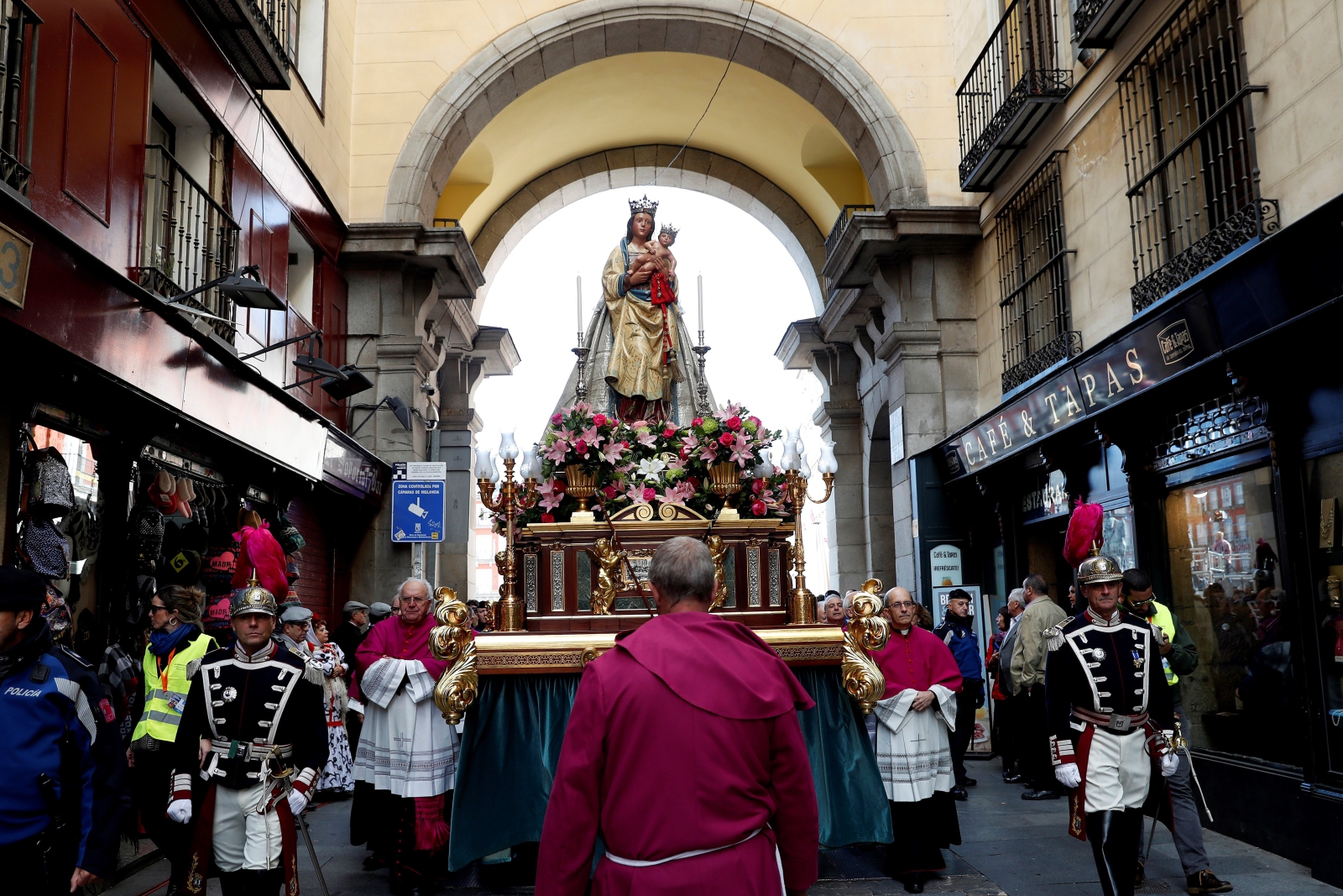 Procesja z figurą Matki Bożej z Almudena ulicami Madrytu.
Dostawca: PAP/EPA.