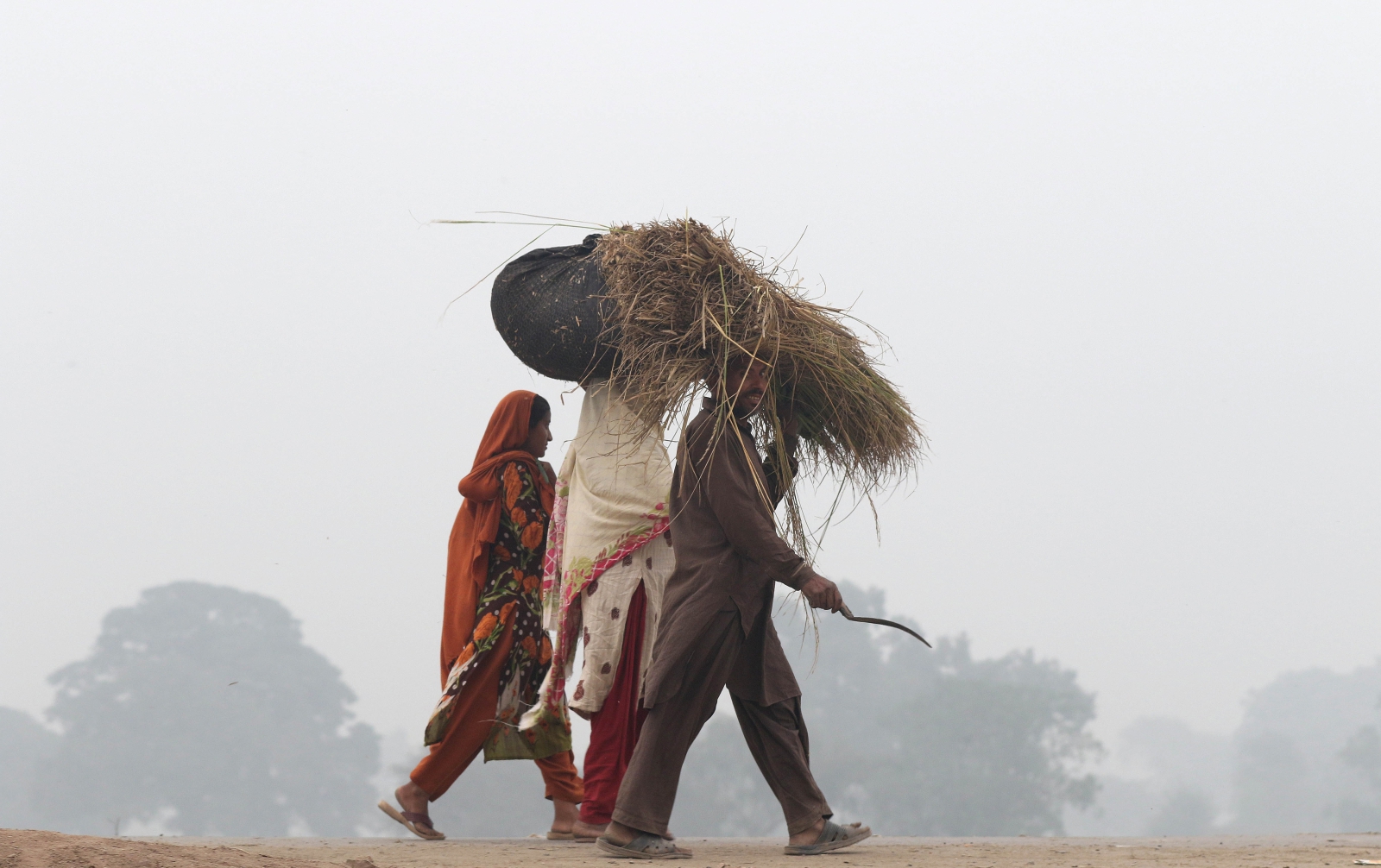 Pakistan boryka się ze smogiem. fot. EPA/RAHAT DAR 