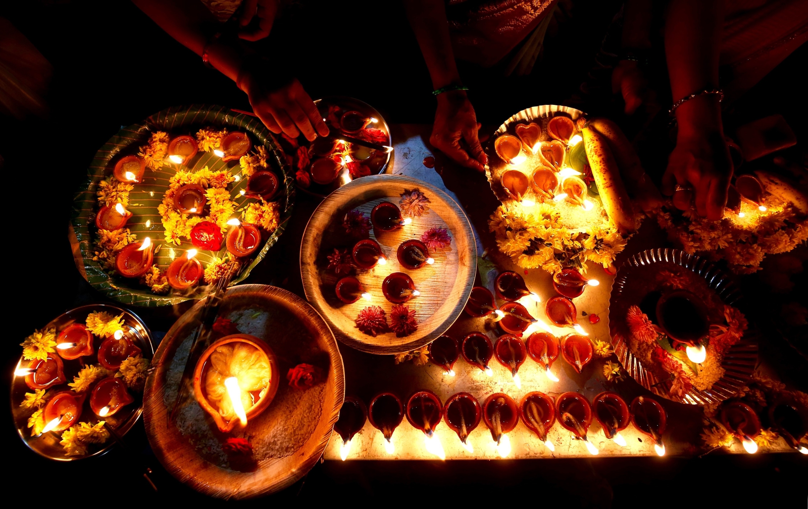 Hindusi palą światła ku czci boga Shivy w Bengaluru, Indie.