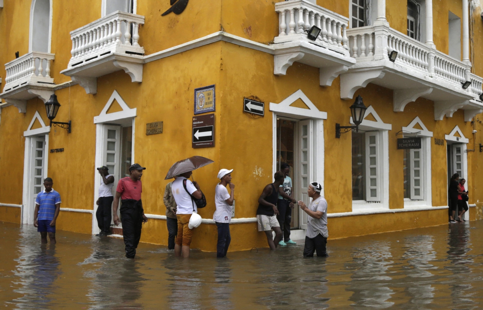 Po dużych deszczach ulice Cartagena de Indias w Kolumbii nadają się do żeglugi.