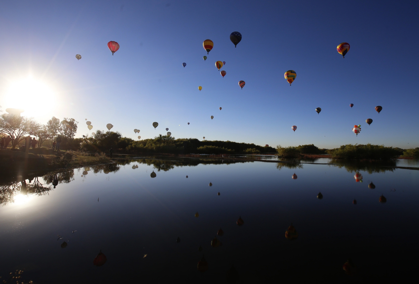 Dziesiątki balonów wypełnionych ciepłym powietrzem wznoszą się nad Leon w Meksyku w trakcie Międzynarodowego Festiwalu Balonów.