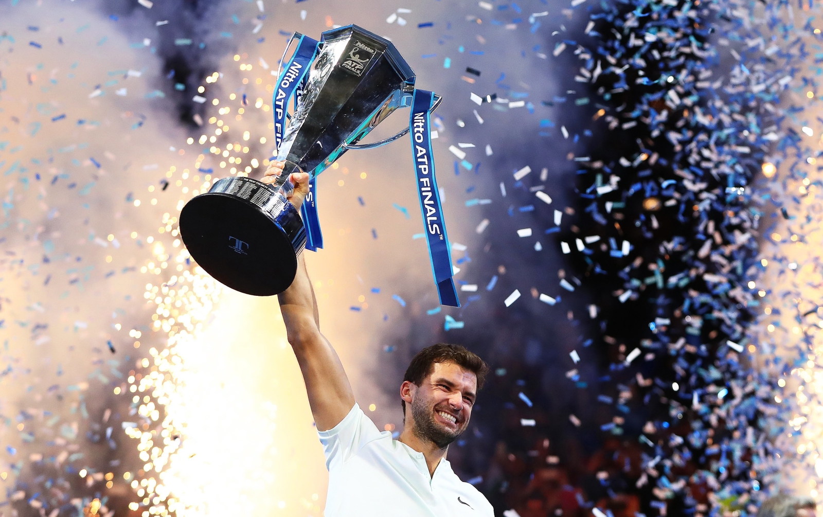 Bułgar Grigor Dimitrov świętuje zwycięstwo w ATP World Tour Finals tennis tournament w Londynie.