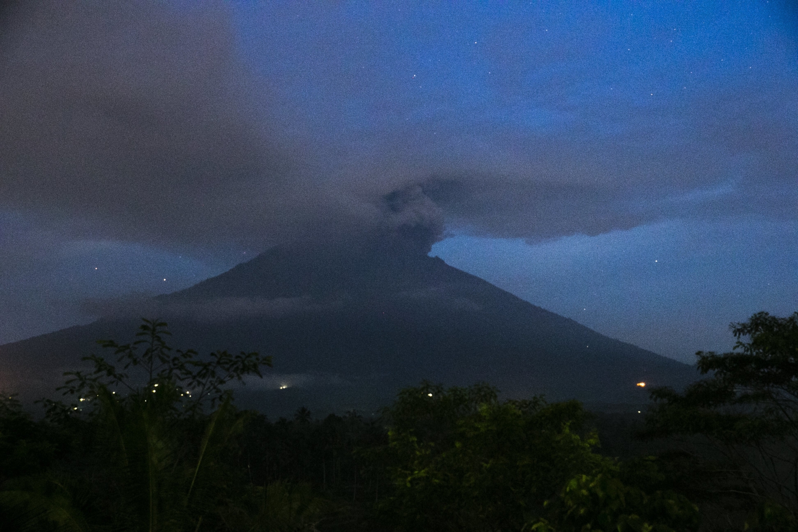 Erupcja wulkanu na Bali EPA/MADE NAGI 

