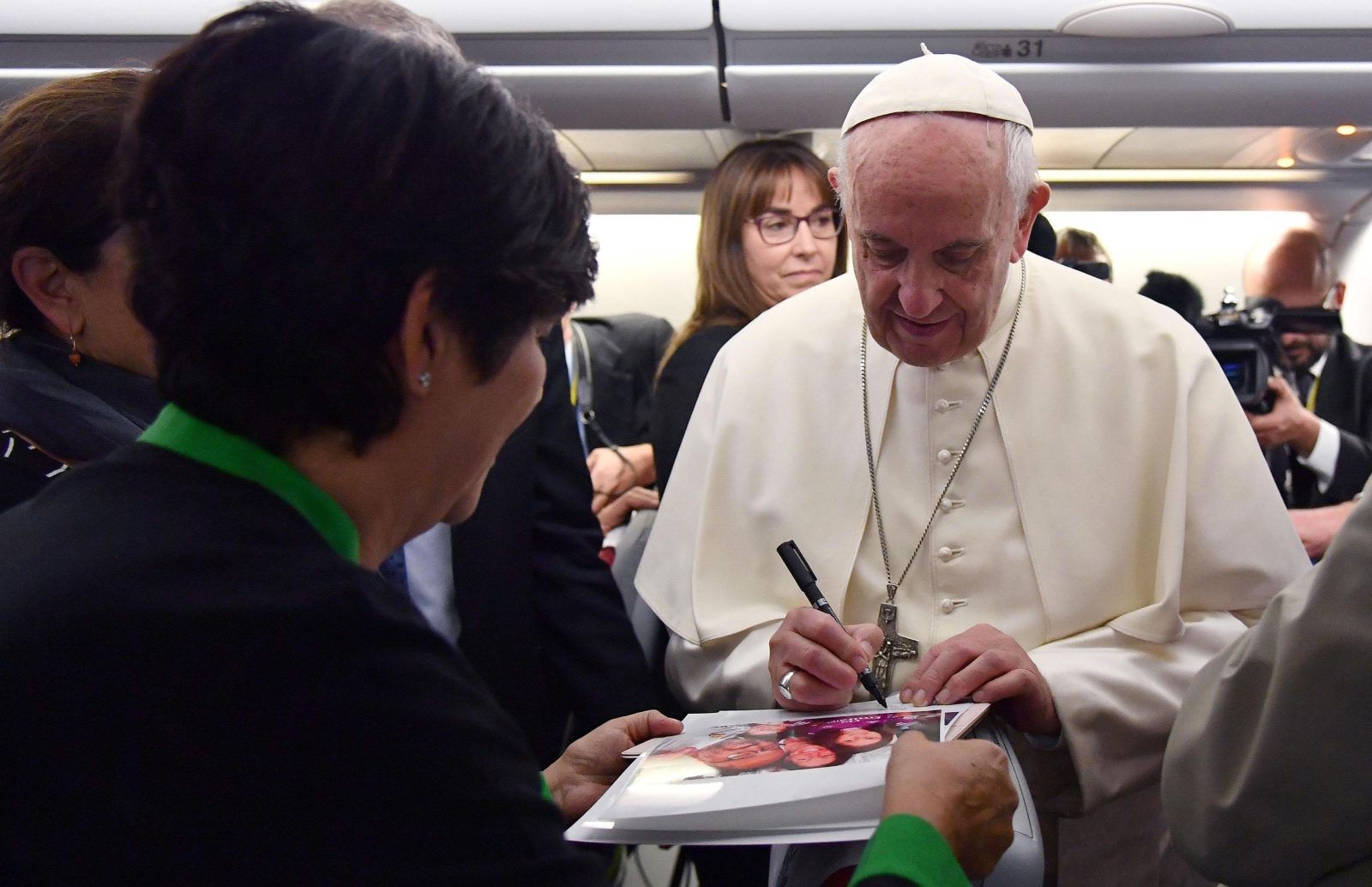 epa06353369 Pope Francis signs autographs aboard a flight from Italy to Myanmar, 26 November 2017. Pope Francis' visit in Myanmar and Bangladesh runs from 27 November to 02 December 2017.  EPA/ETTORE FERRARI / POOL 
Dostawca: PAP/EPA.