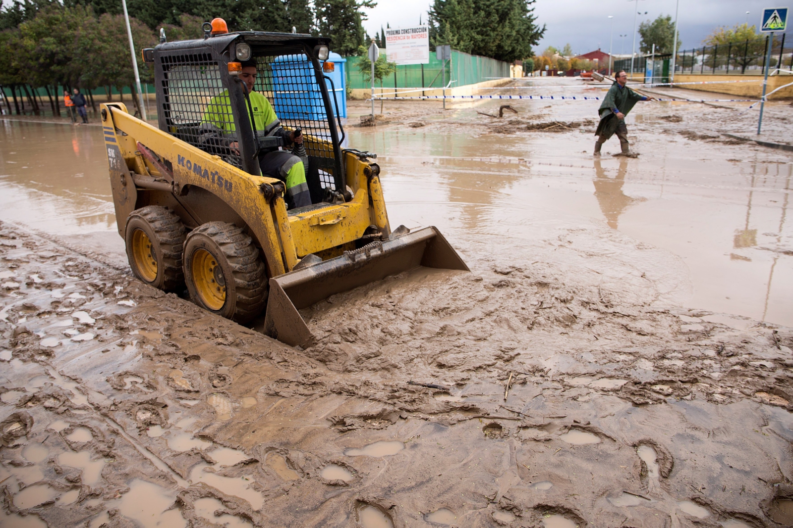 Koparki sprzątają ulice w Campillos, Hiszpania po powodziach.