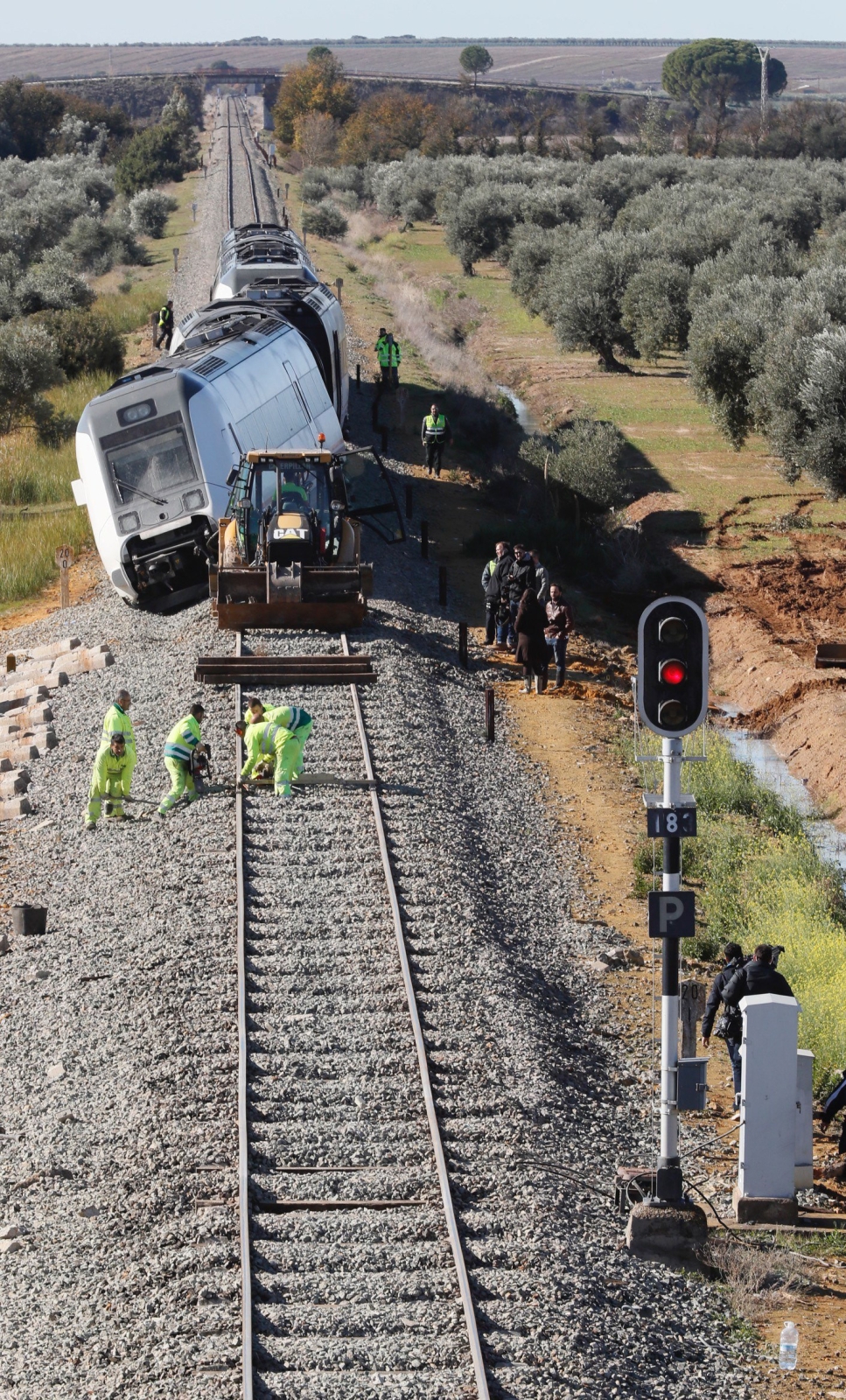... i wykolejenie pociągu w Hiszpanii EPA/JOSE MANUEL VIDAL 
