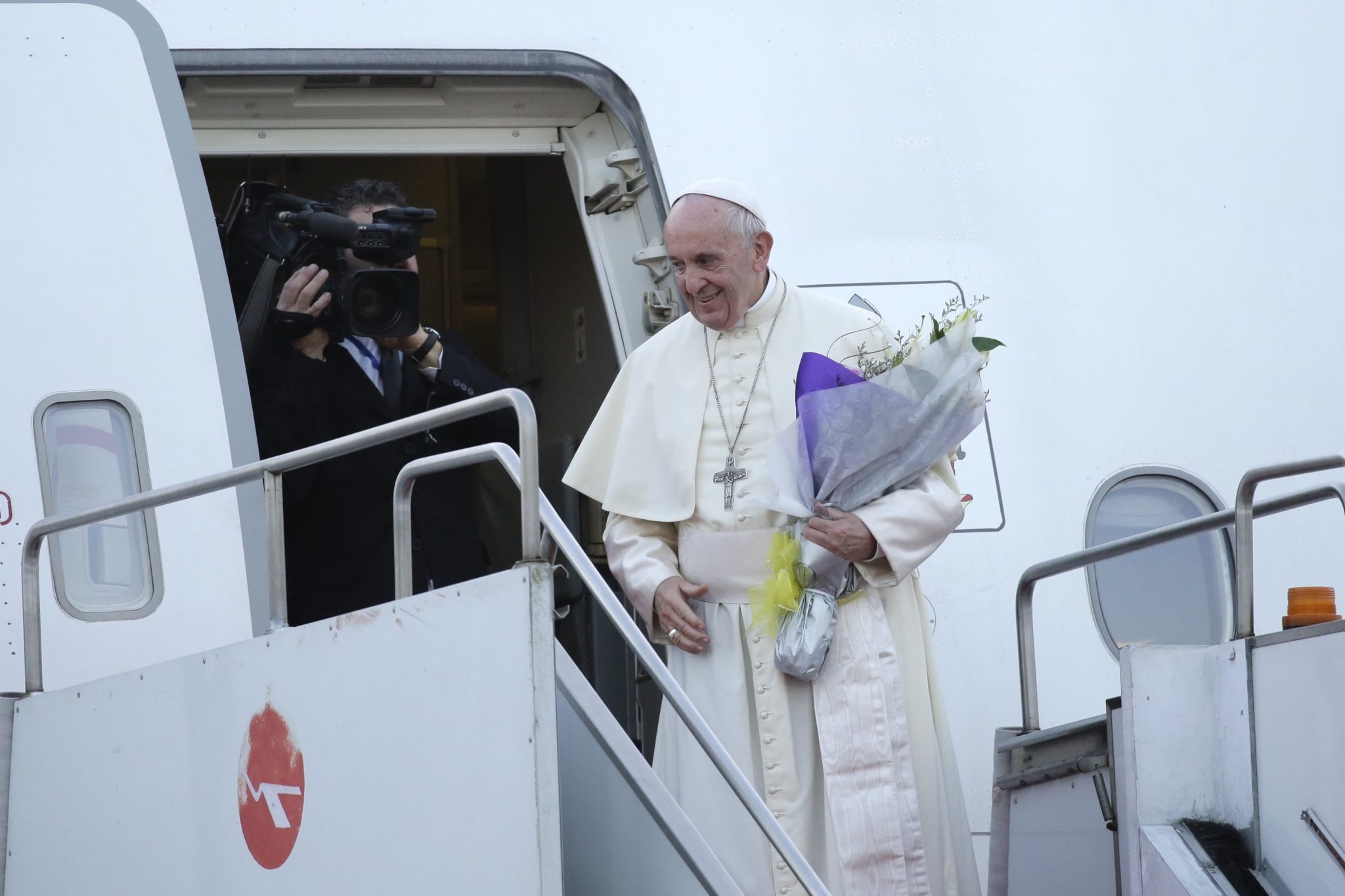 epa06363335 Pope Francis leaves after his three-day long visit from Dhaka, Bangladesh, 02 December 2017. Pope Francis' visit in Myanmar and Bangladesh went from 27 November to 02 December 2017.  EPA/ABIR ABDULLAH 
Dostawca: PAP/EPA.