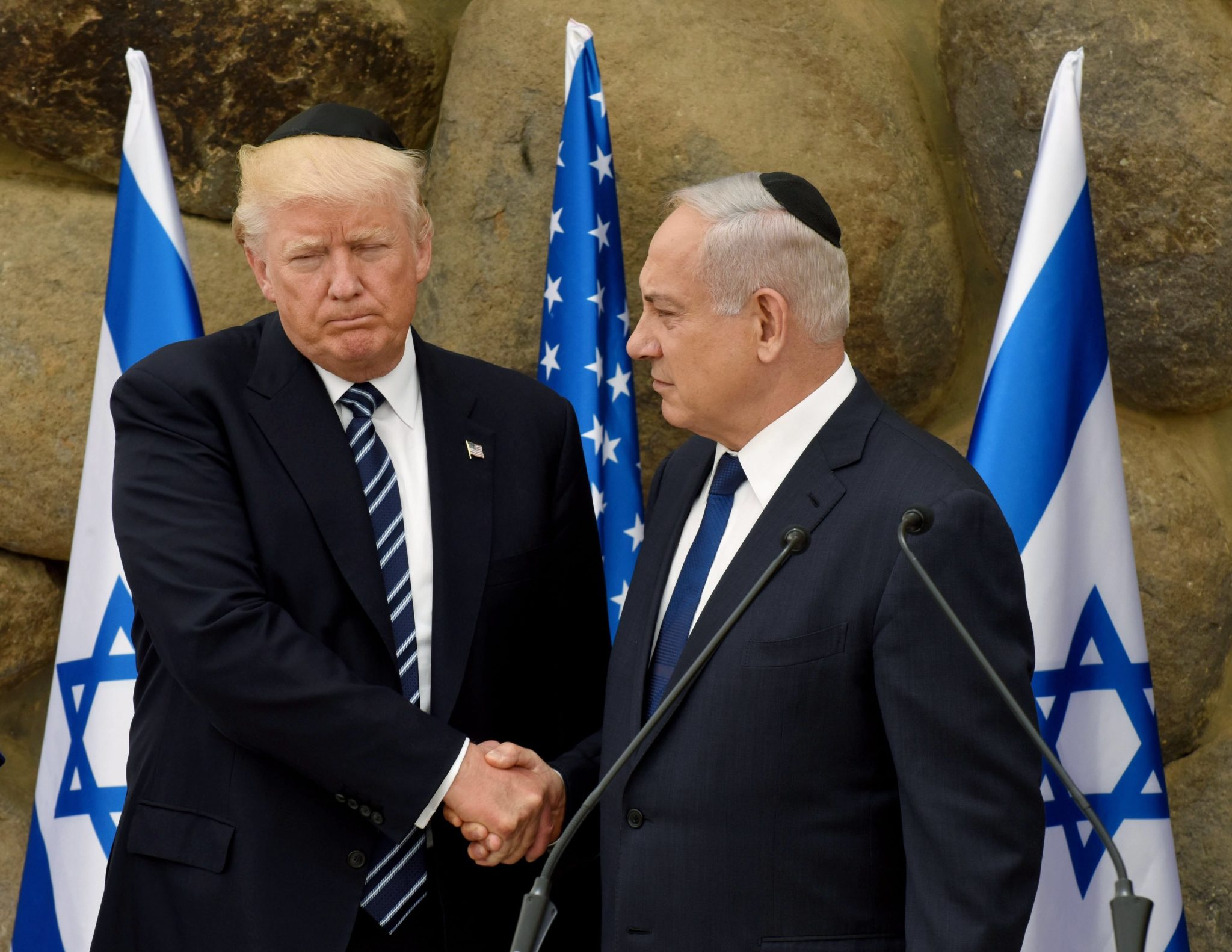 Muzeum Yad Vashem: prezydenci Stanów Zjednoczonych i Izraela. Donald J. Trump poinformował przywódcę palestyńskiego, że ​​zamierza przenieść amerykańską ambasadę z Tel Awiwu do Jerozolimy, fot:Debbie Hill, PAP/EPA  
