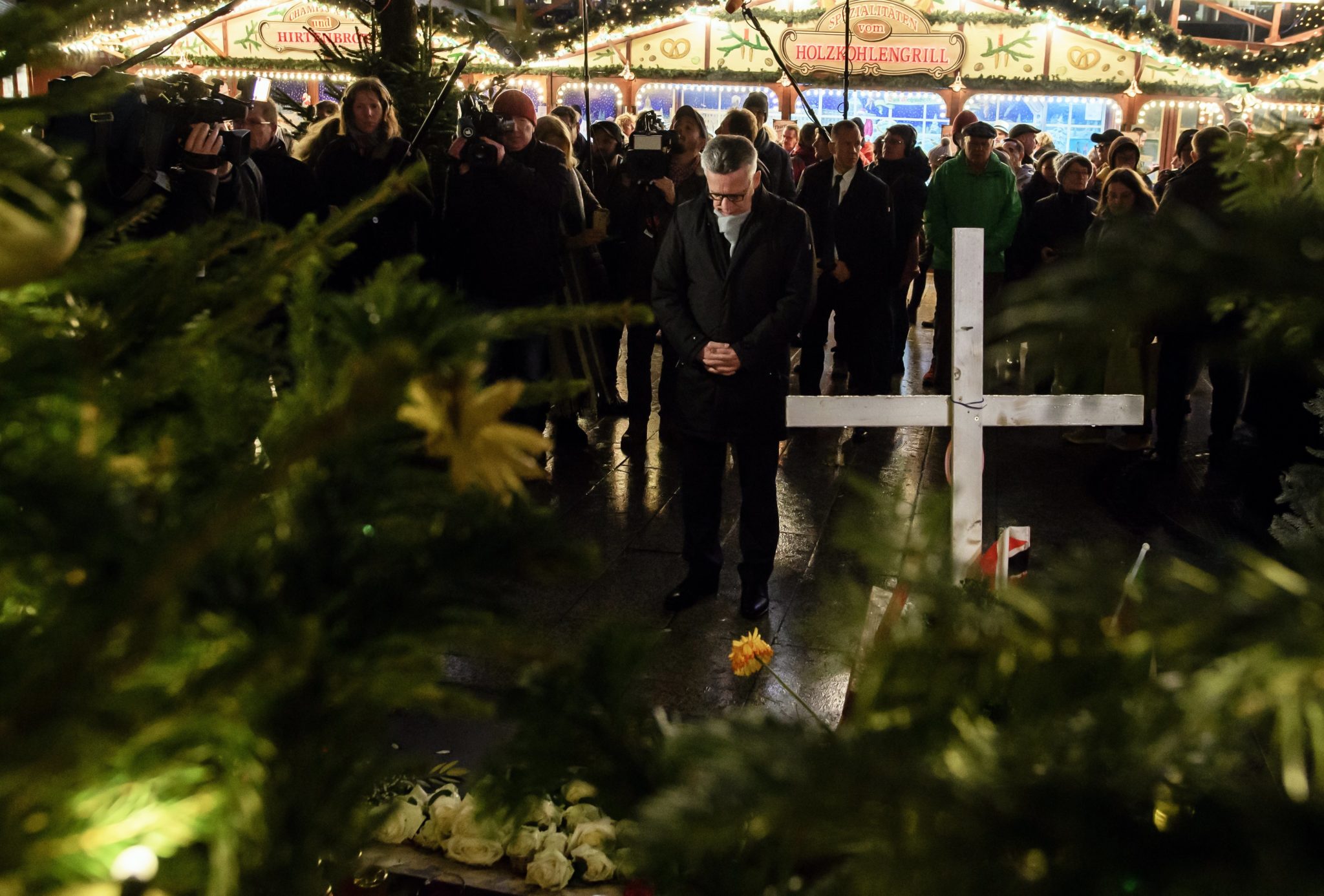 Minister spraw wewnętrznych Thomas de Maiziere przed tymczasowym miejscem pamięci ofiar ataku terrorystycznego z grudnia ubiegłego roku na jarmarku bożonarodzeniowym, fot: Clemens Bilan, PAP/EPA 