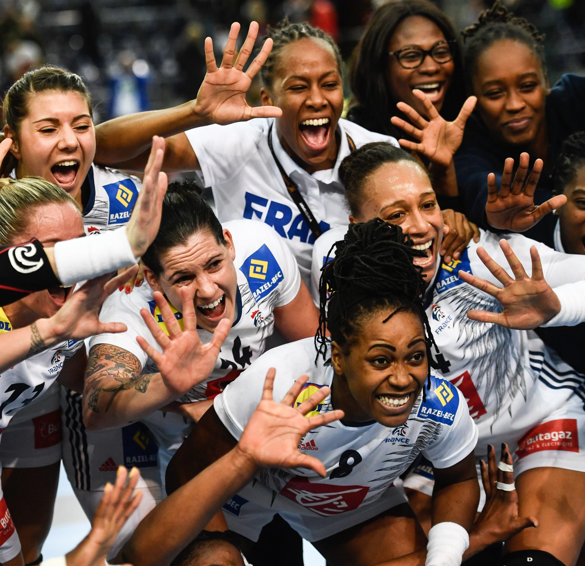 Niemcy: drużyna Francji świętuje po ćwierćfinale meczu pomiędzy Francją i Czarnogórą na Mistrzostwach Świata Kobiet w Piłce Ręcznej w Lipsku, fot: Filip Singer, PAP/EPA 