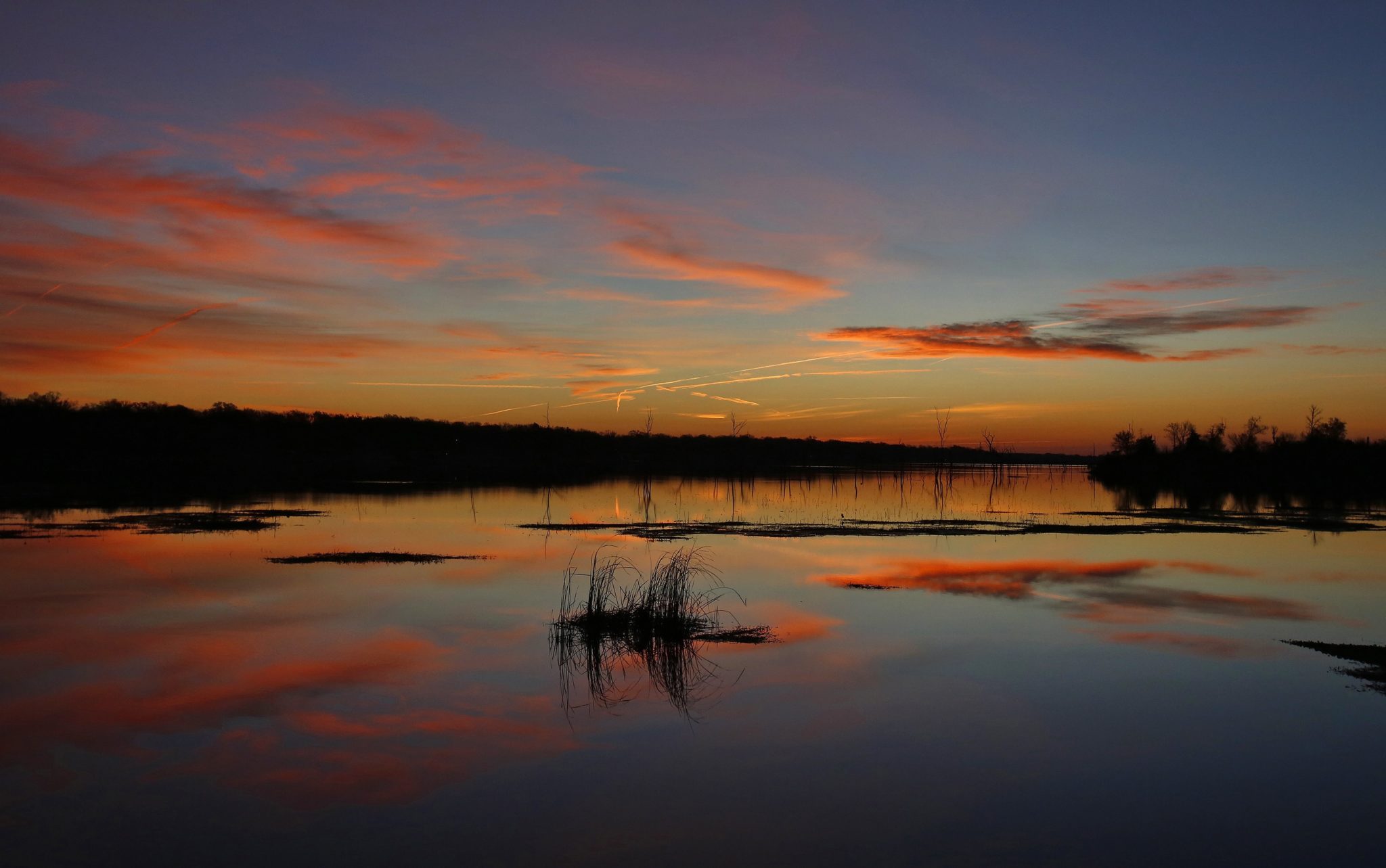 USA: Wschód słońca nad Lake Fork w Teksasie, fot: Larry W. Smith, PAP/EPA 