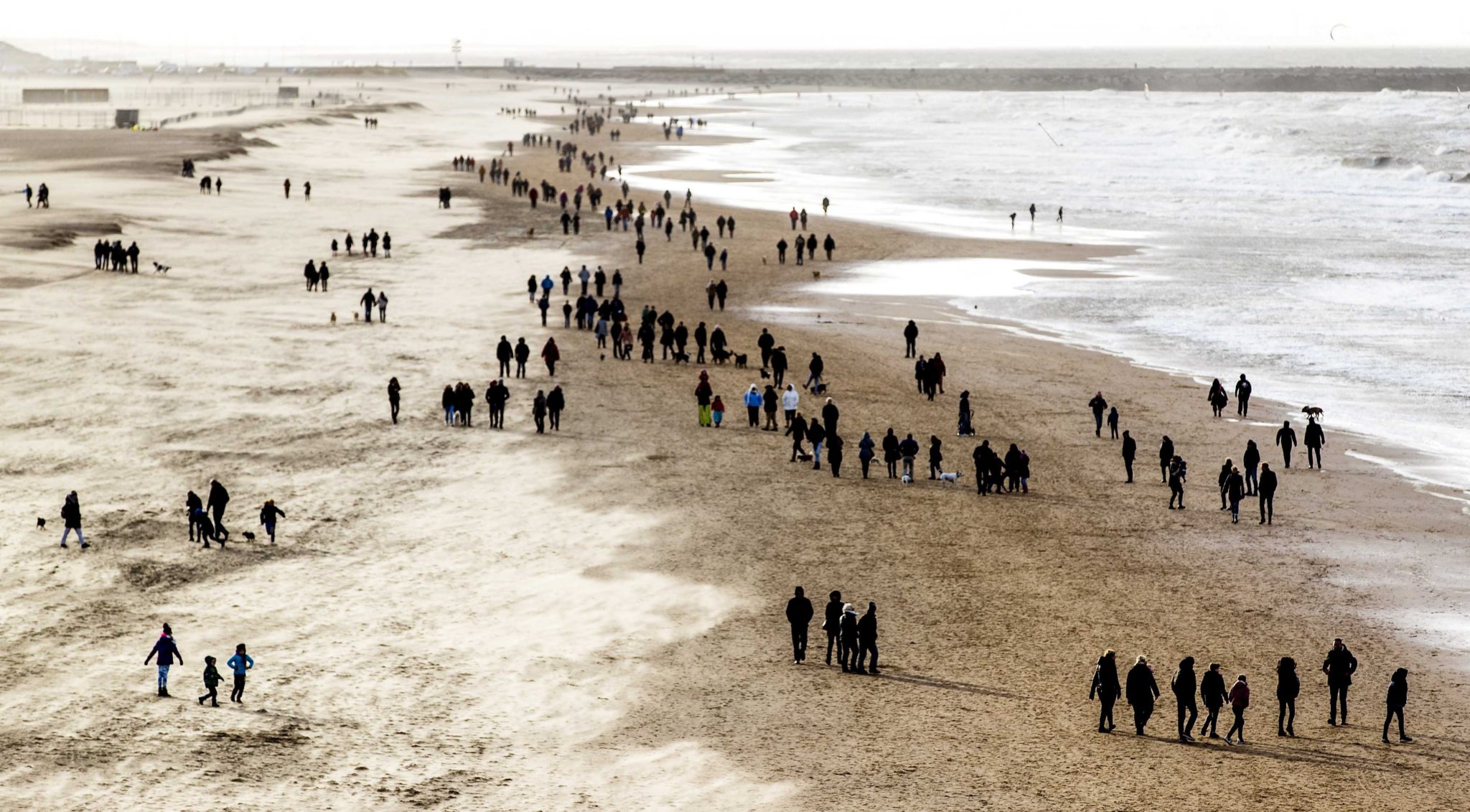 Holandia: spacerowicze na plaży, fot: Koen Van Weel, PAP/EPA