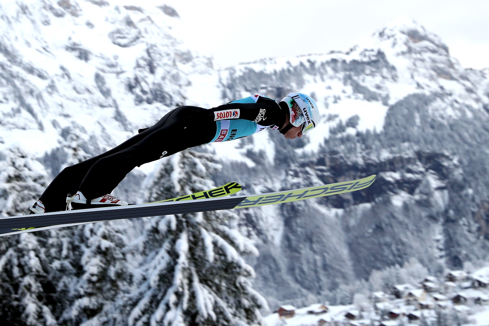 Szwajcaria, Engelberg. Kamil Stoch podczas treningu. fot. AP/Grzegorz Momot