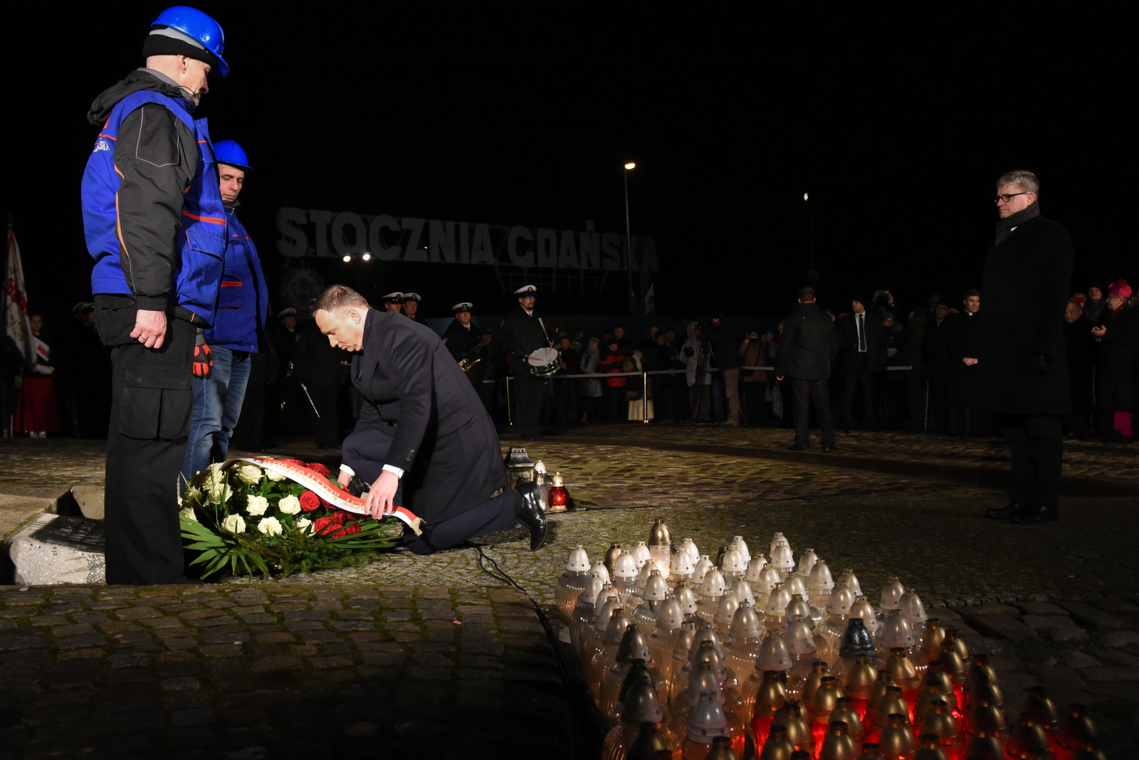 Prezydent Duda (C) składa kwiaty przed Pomnikiem Poległych Stoczniowców na Placu Solidarności w Gdańsku