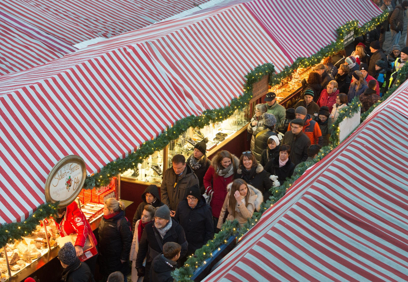 Otwarcie najsławniejszego jarmarku świątecznego w NorymberdzeEPA/TIMM SCHAMBERGER 