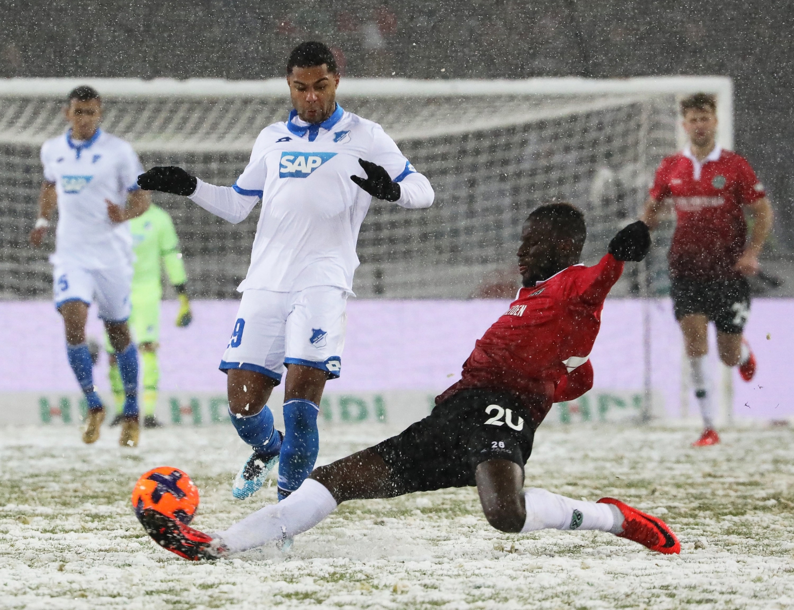 Niemcy - śnieg podczas meczu Bundesligi  EPA/FOCKE STRANGMANN 