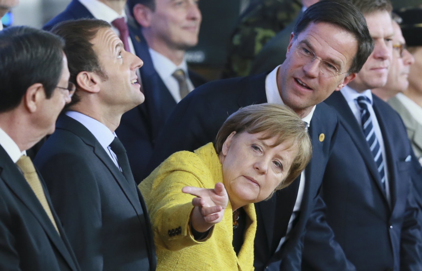 Prezydent Francji Emmanuel Macron, niemiecka kanclerz Angela Merkel i holenderski premier Mark Rutte podczas spotkania Rady Europejskiej w Brukseli, fot.  EPA/OLIVIER HOSLET 