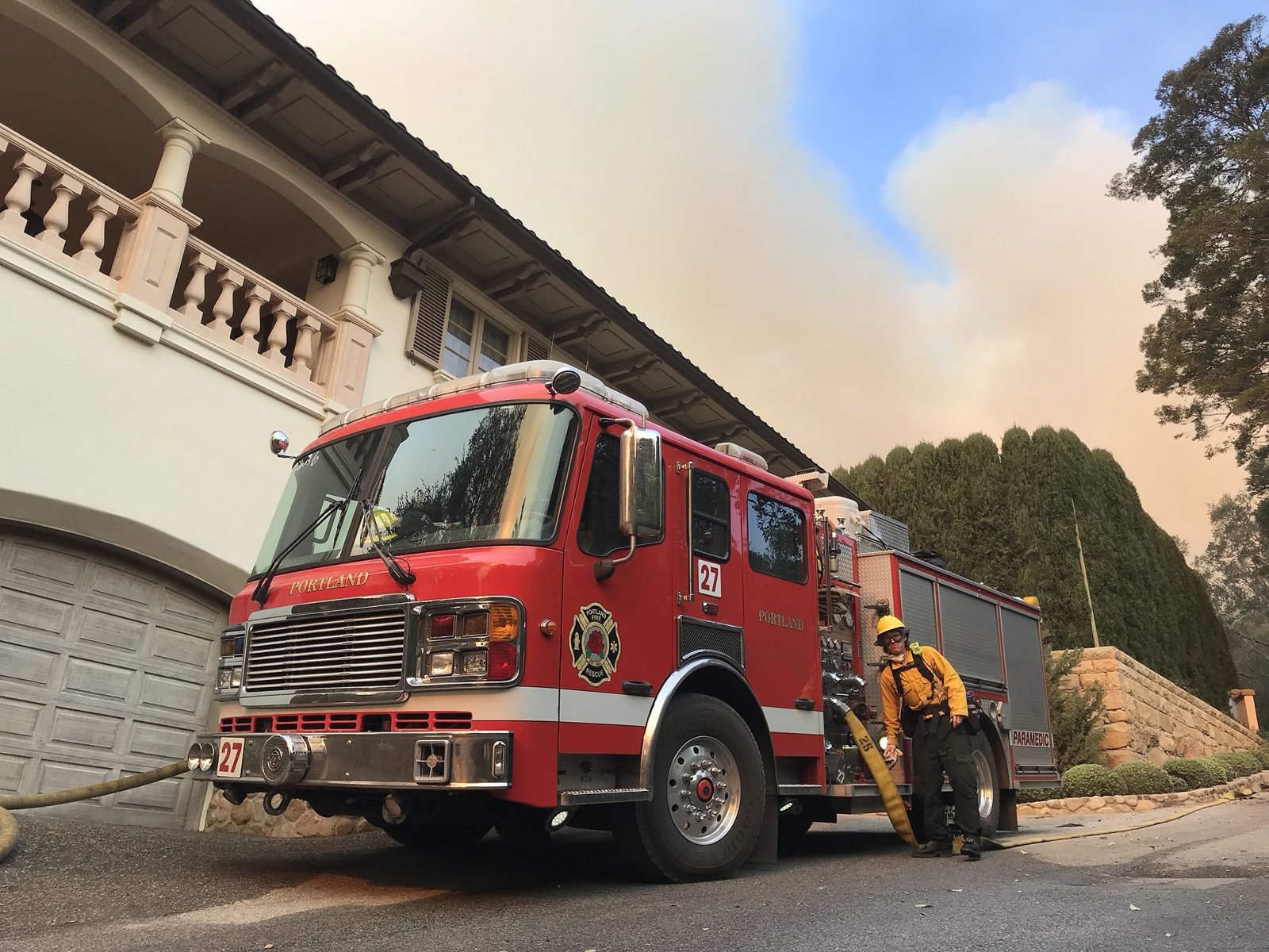 Zdjęcie strażaka przygotowującego się do akcji gaszenia pożarów w Kalifornii.