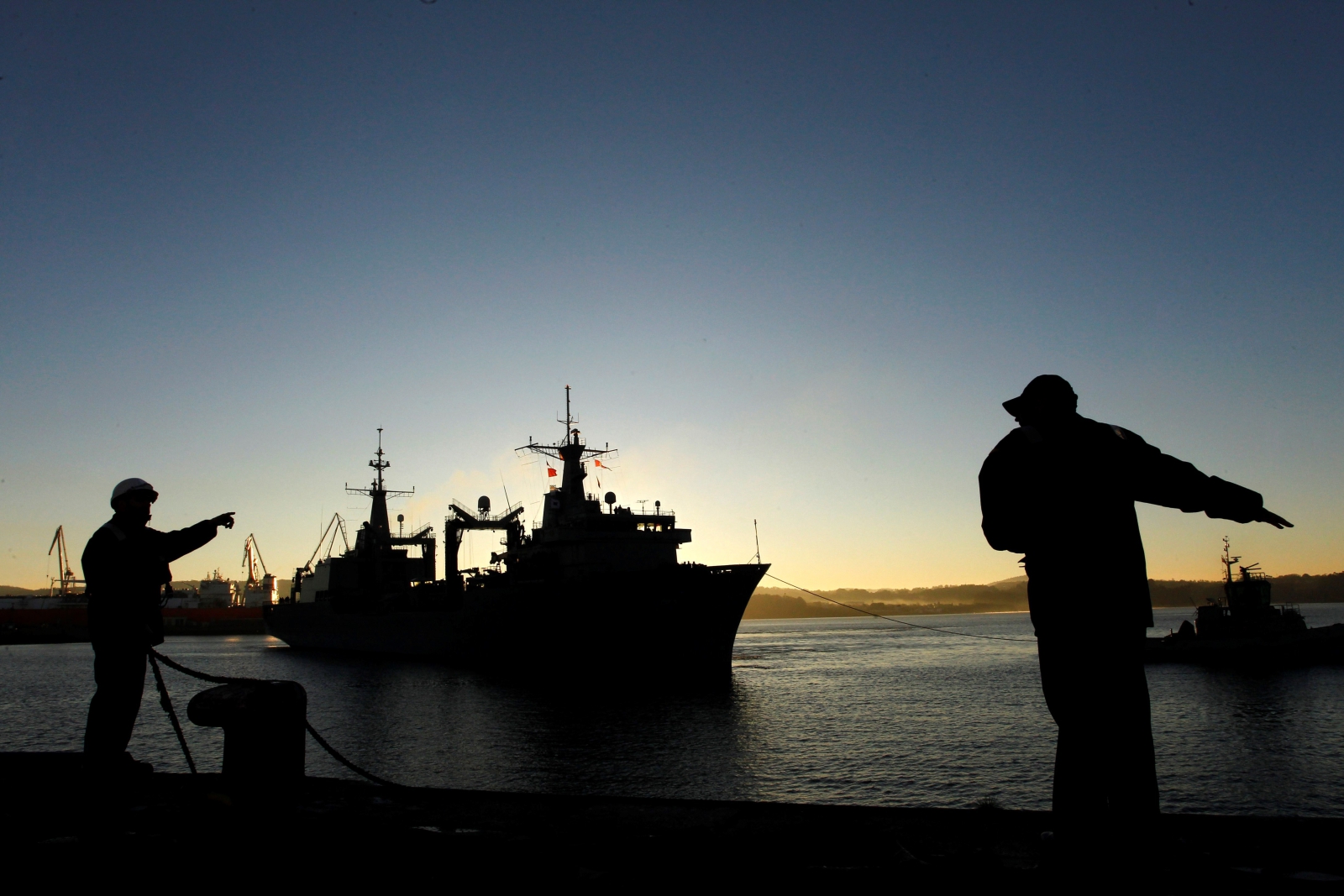 Wojenny okręt hiszpańskiej marynarki Kantabryjskiej , fot.EPA/Kiko Delgado