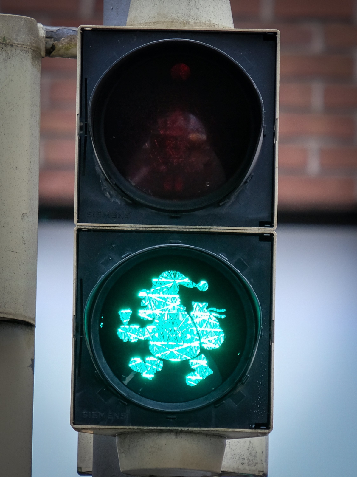 Święty Mikołaj na światłach w Bremie, fot. EPA/FOCKE STRANGMANN 