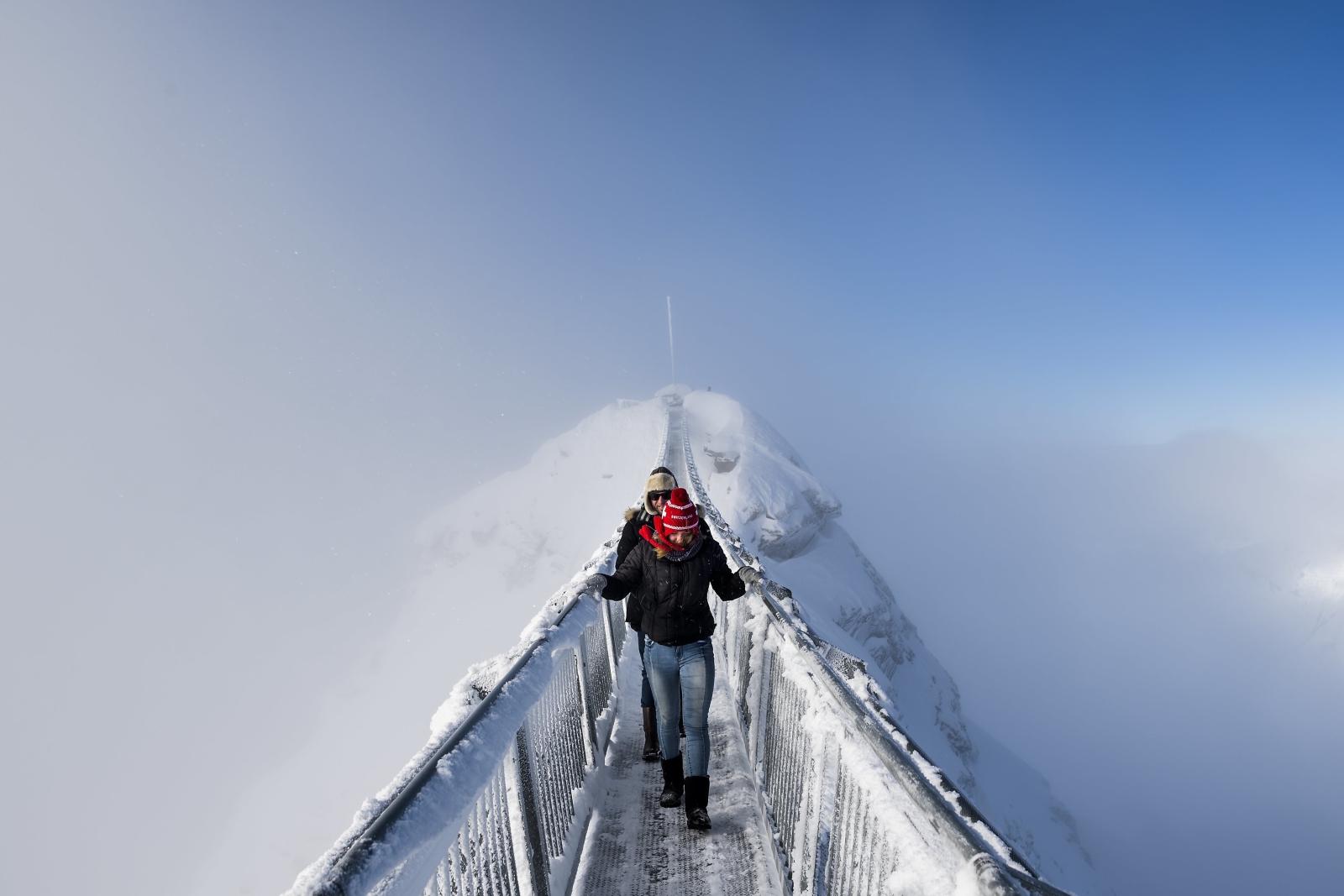 Zimowy dzień na lodowcu  w Szwajcarii, fot.EPA/JEAN-CHRISTOPHE BOTT 