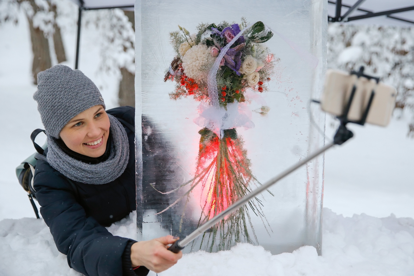Ukraina. Kwiaty w bryle lodu. fot. EPA/SERGEY DOLZHENKO 