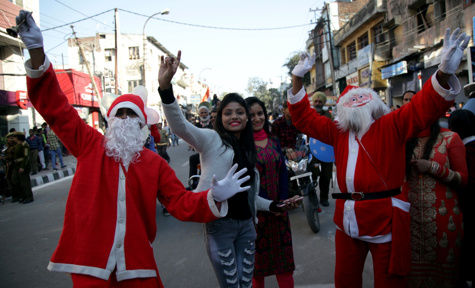 Przygotowanie do Świąt Bożego Narodzenia w Indiach. fot. EPA/JAIPAL SINGH 