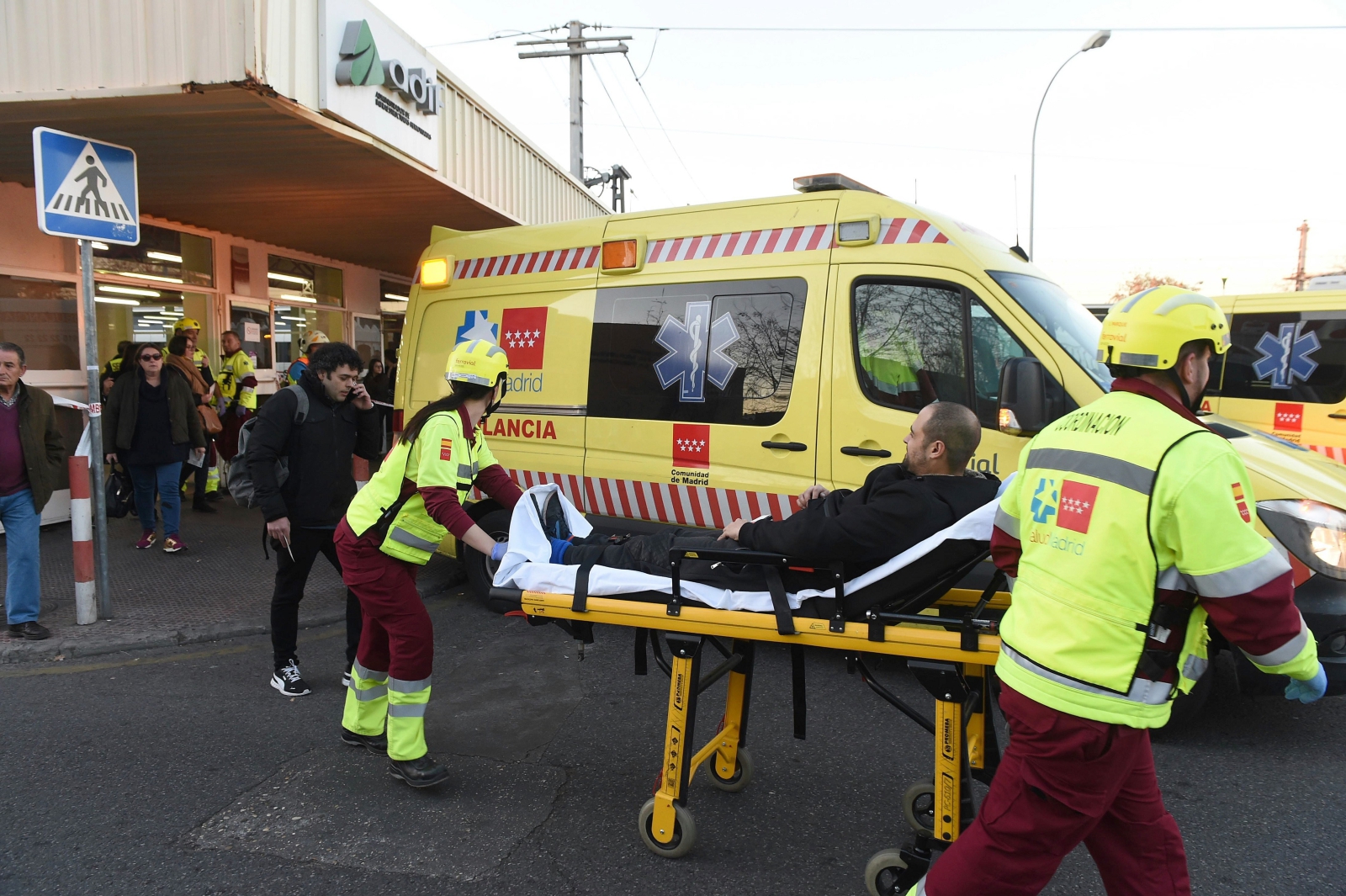 Madryt. 45 osób rannych w wyniku wypadku na dworcu. fot. EPA/FERNANDO VILLAR 