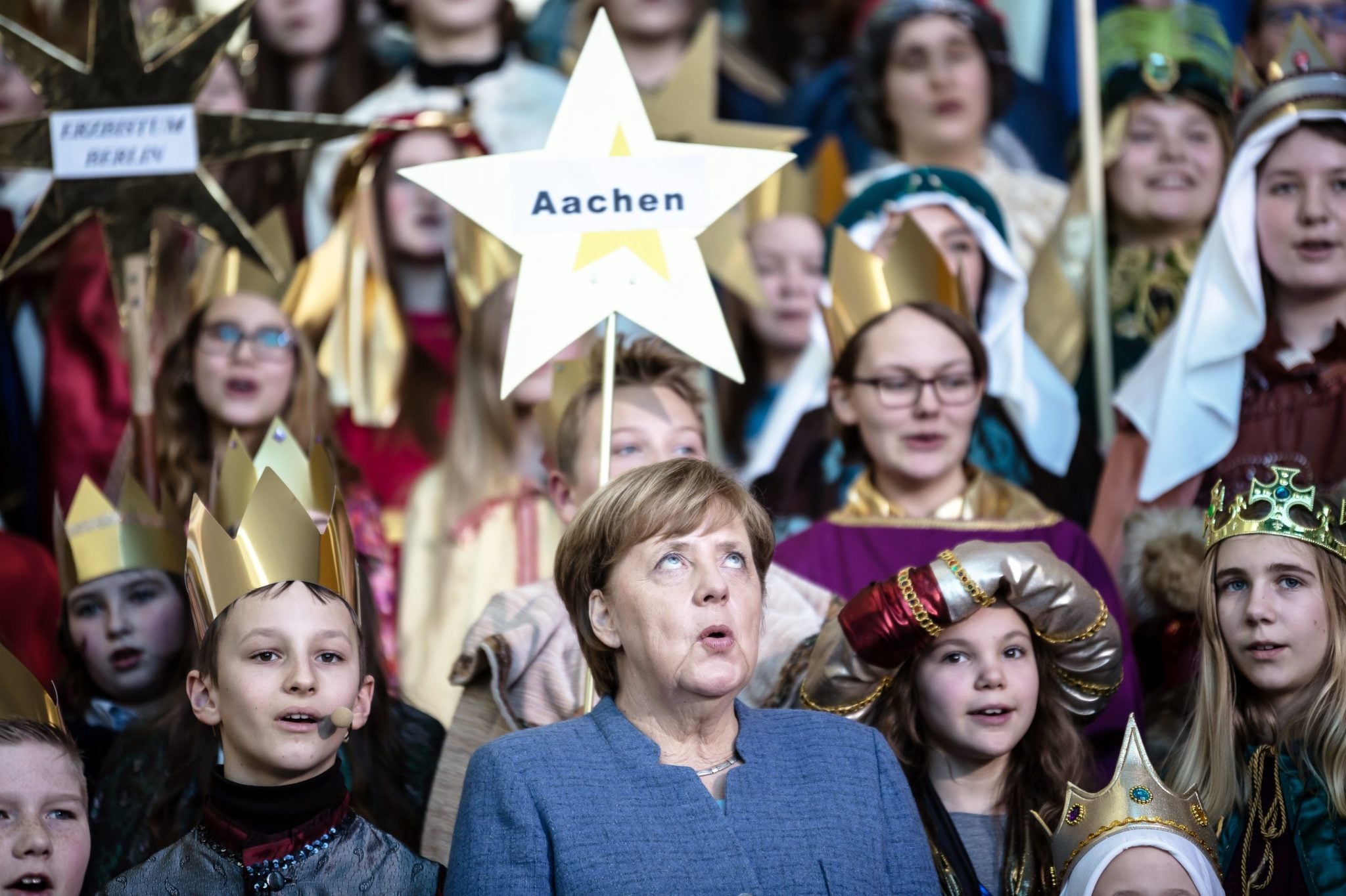 Berlin: Angela Merkel spotkała się i dziecięcymi kolędnikami. Wspólne spotkanie kanclerza Niemiec z młodzieżą na śpiewaniu kolęd to tradycja zwana 'Sternsinger'. fot. Till Rimmele, PAP/EPA 