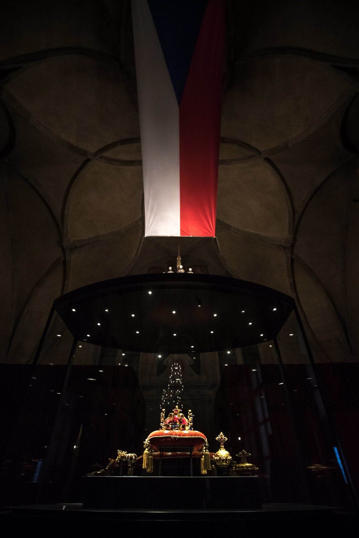 Czechy: korona Czeska z koroną św. Wacława jest wystawiana w Sali Władysława na Zamku Praskim w Pradze. To w ramach obchodów setnej rocznicy utworzenia niepodległego narodu czechosłowackiego w 1918 roku, fot: Martin Divisek, PAP/EPA 