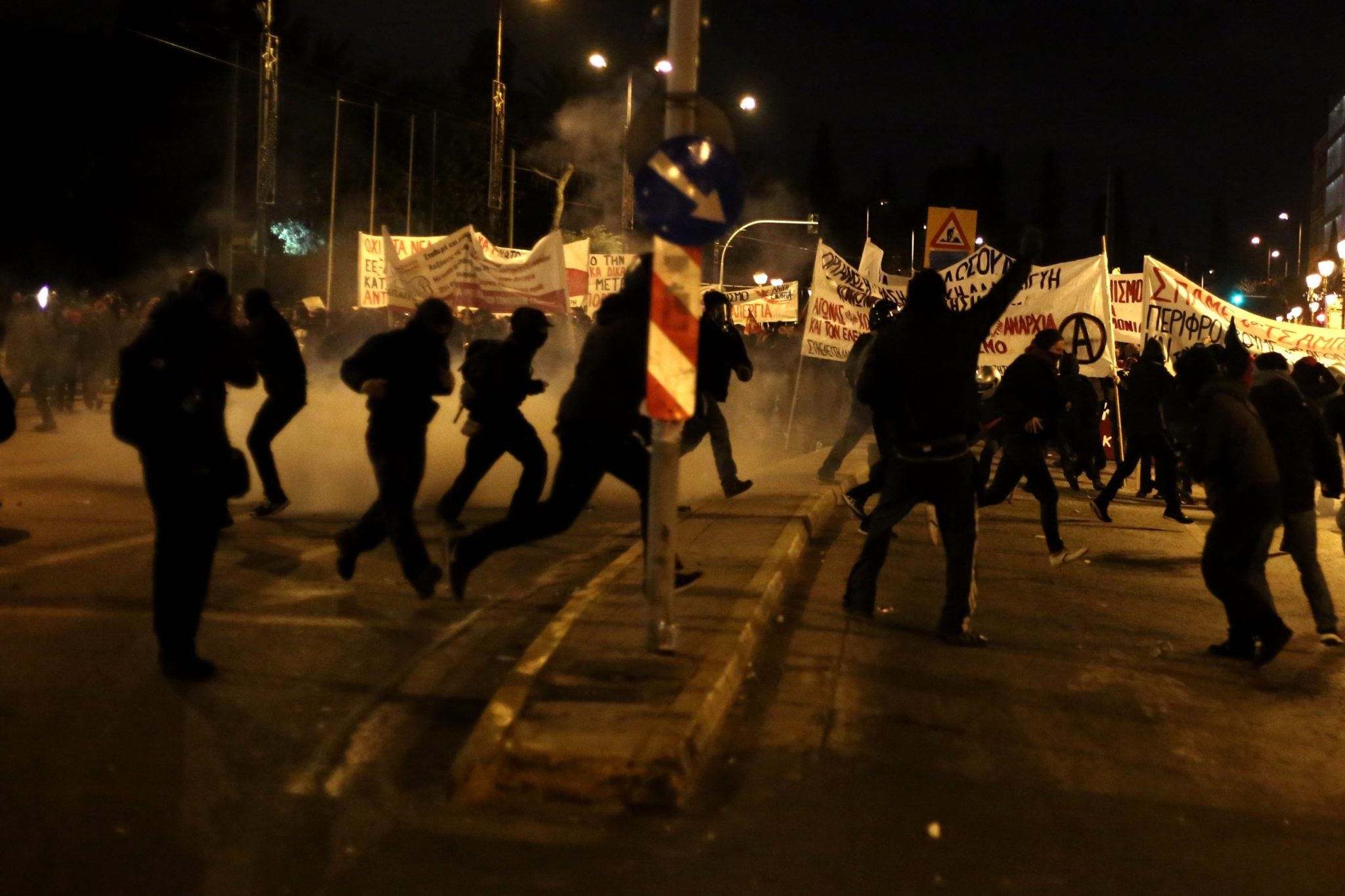 Ateny: protestujący podczas starć z policjantami zamieszek, które wybuchły w trakcie protestu przeciwko nowym reformom planowanym przez grecki rząd – dotyczą m.in. licytacji nieruchomości i ograniczeń praw do strajków, fot: Orestis Panagiotou, PAP/EPA 