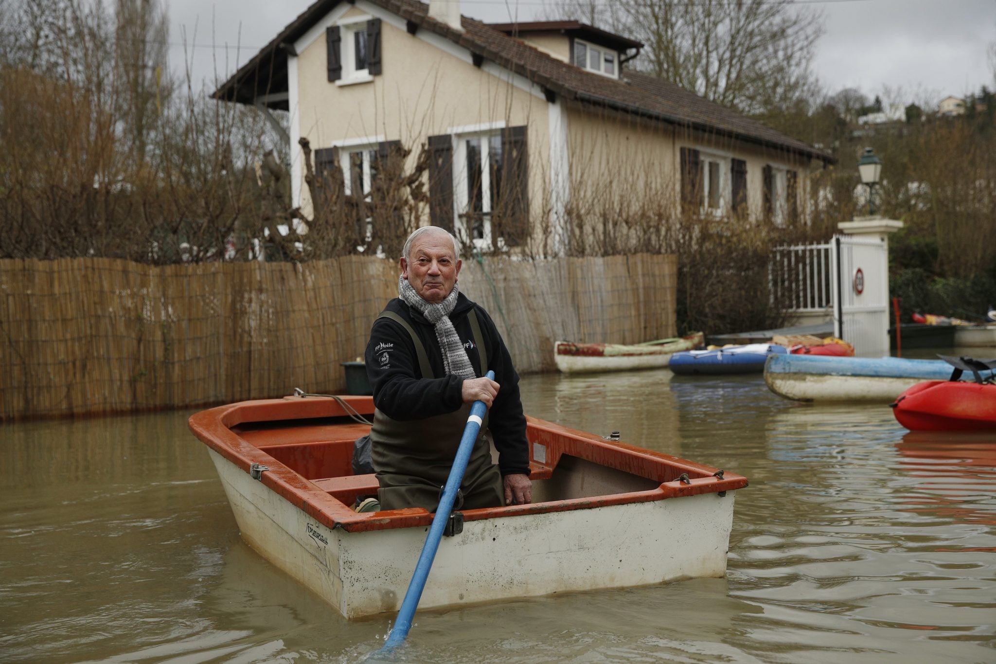 Francja: Mężczyzna na kajaku na zalanej ulicy, w Ile de Vaux, na zachód od Paryża, wylała Sekwana ,fot: Yoan Valat 