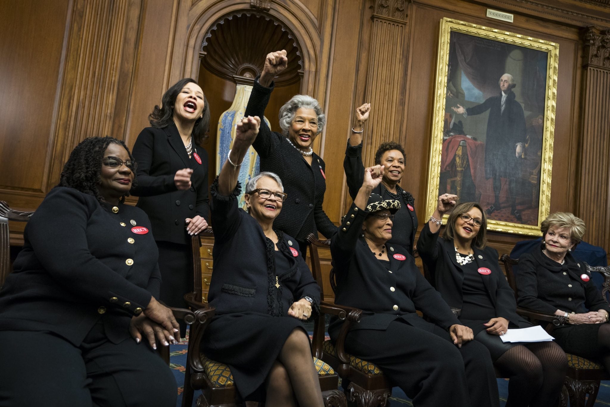 Waszyngton, USA: Demokratyczni członkowie Izby pozują do zdjęć w czarnych ubraniach. Zdjęcia przekażą prezydentowi Donaldowi Trumpowi podczas jego przemówienia w amerykańskim Kapitolu. To wszystko w ramach akcji #metoo, fot: Jim Lo Scalzo, PAP/EPA 