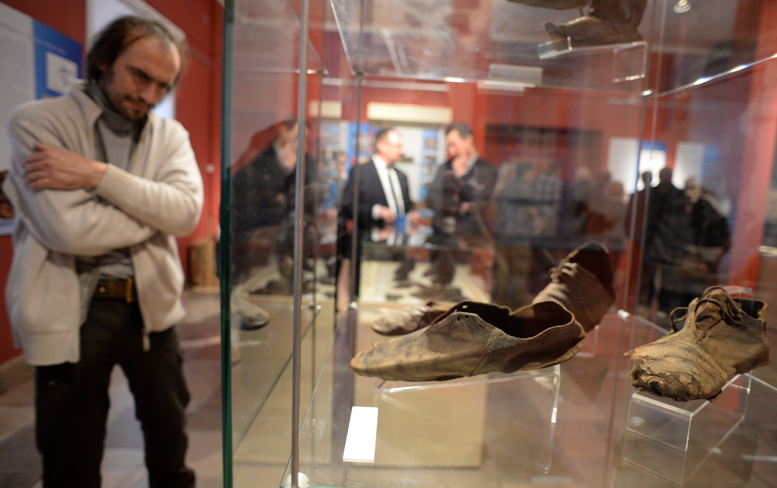 Eksponaty na wystawie butów „Każdy krok zostawia ślad” w Muzeum im. Jacka Malczewskiego w Radomiu, fot.PAP/Piotr Polak