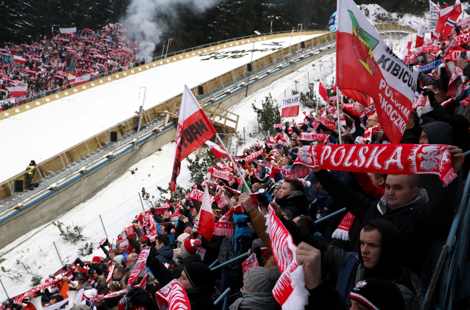 Polscy kibice podczas konkursu drużynowego zawodów Pucharu Świata w skokach narciarskich w Zakopanem.